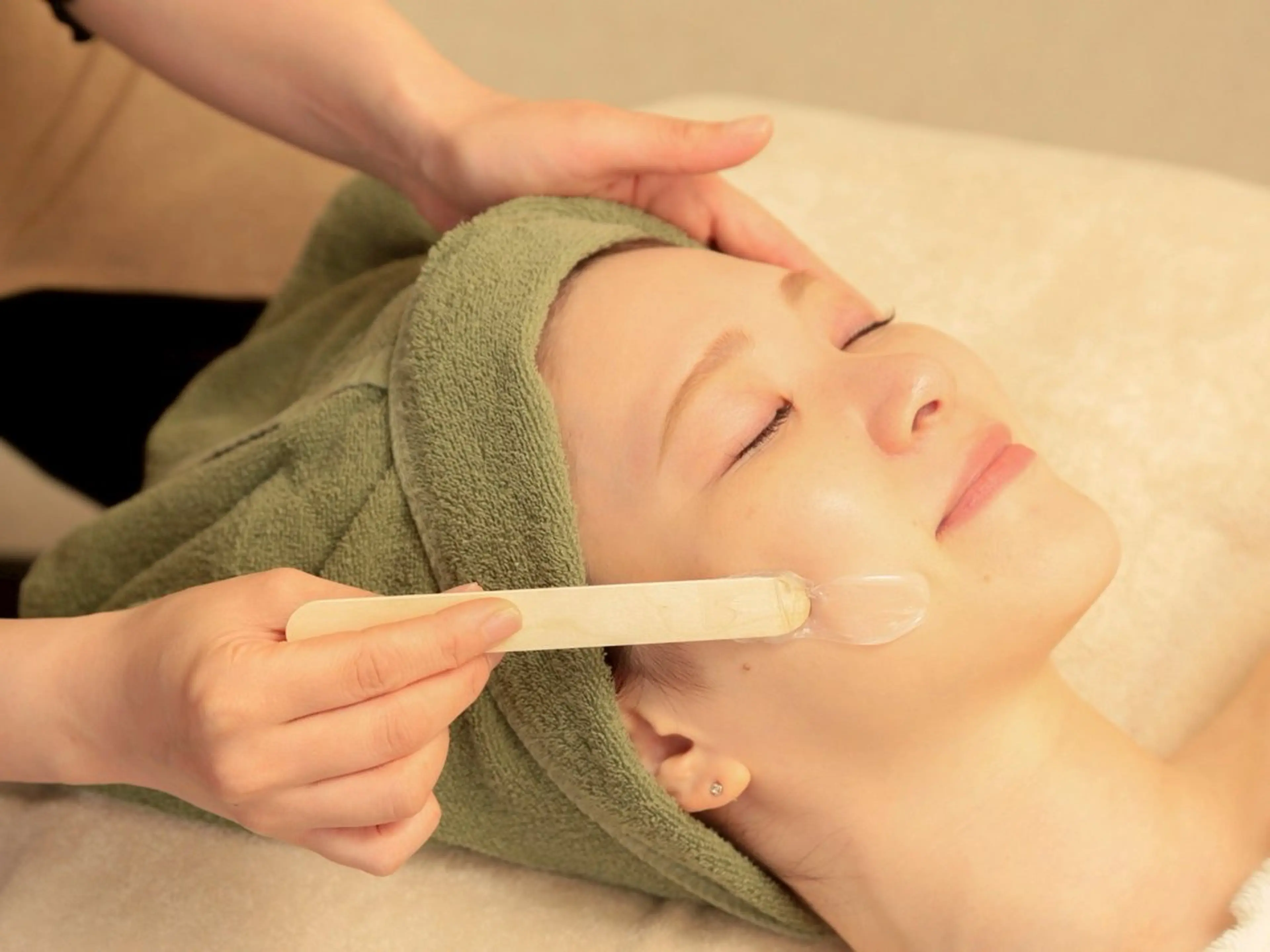 【お肌ツルツヤが長持ち！】艶肌へ導くお肌に優しいフェイシャルワックス＋光脱毛のセットメニュー🫶ポレーション導入付き🌹の写真