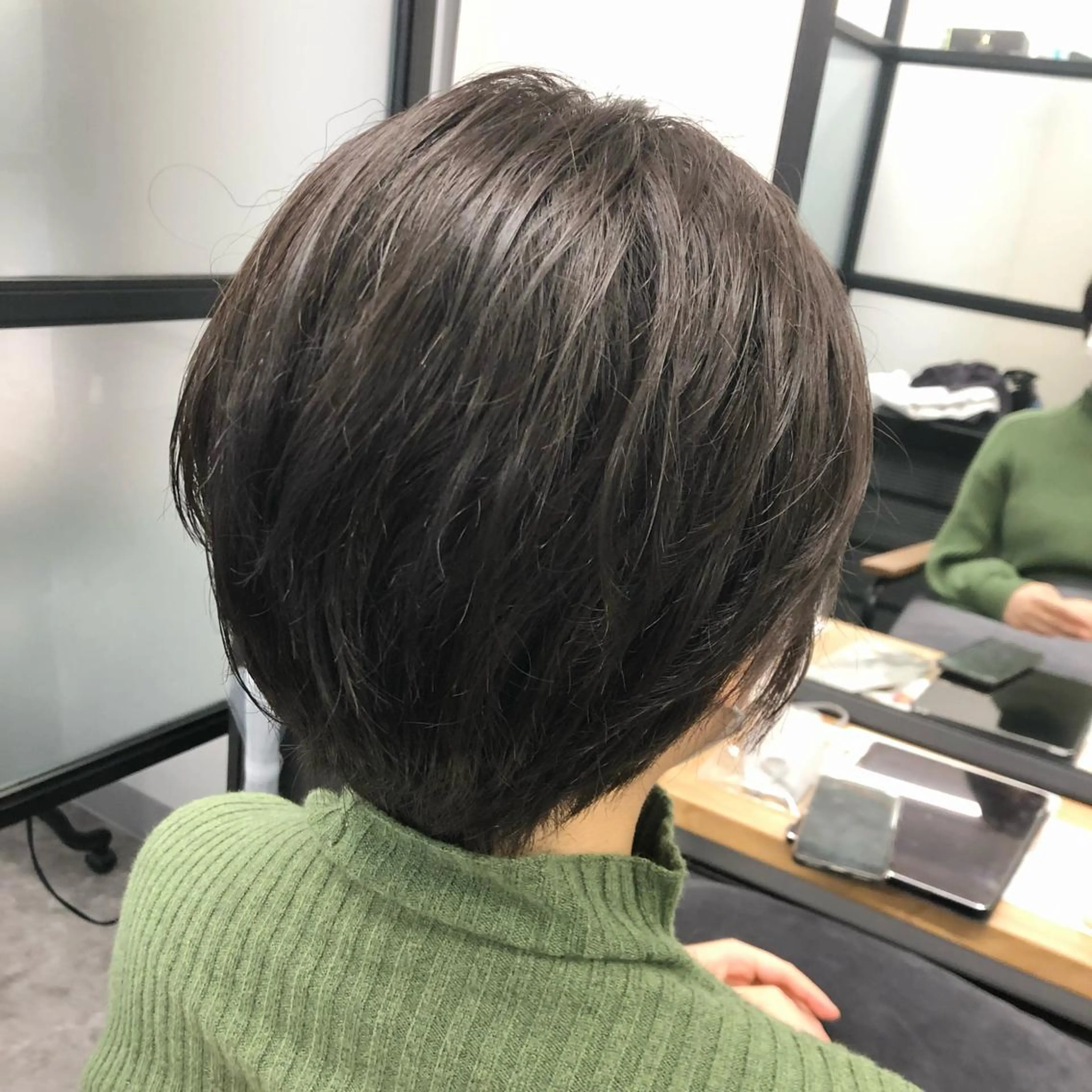 ショート カラー ヘアアレンジ 丸みショート アディクシーカラー アッシュ ベージュカラー 黒髪 JURI🤎 ワンカールレイヤーのヘアスタイル