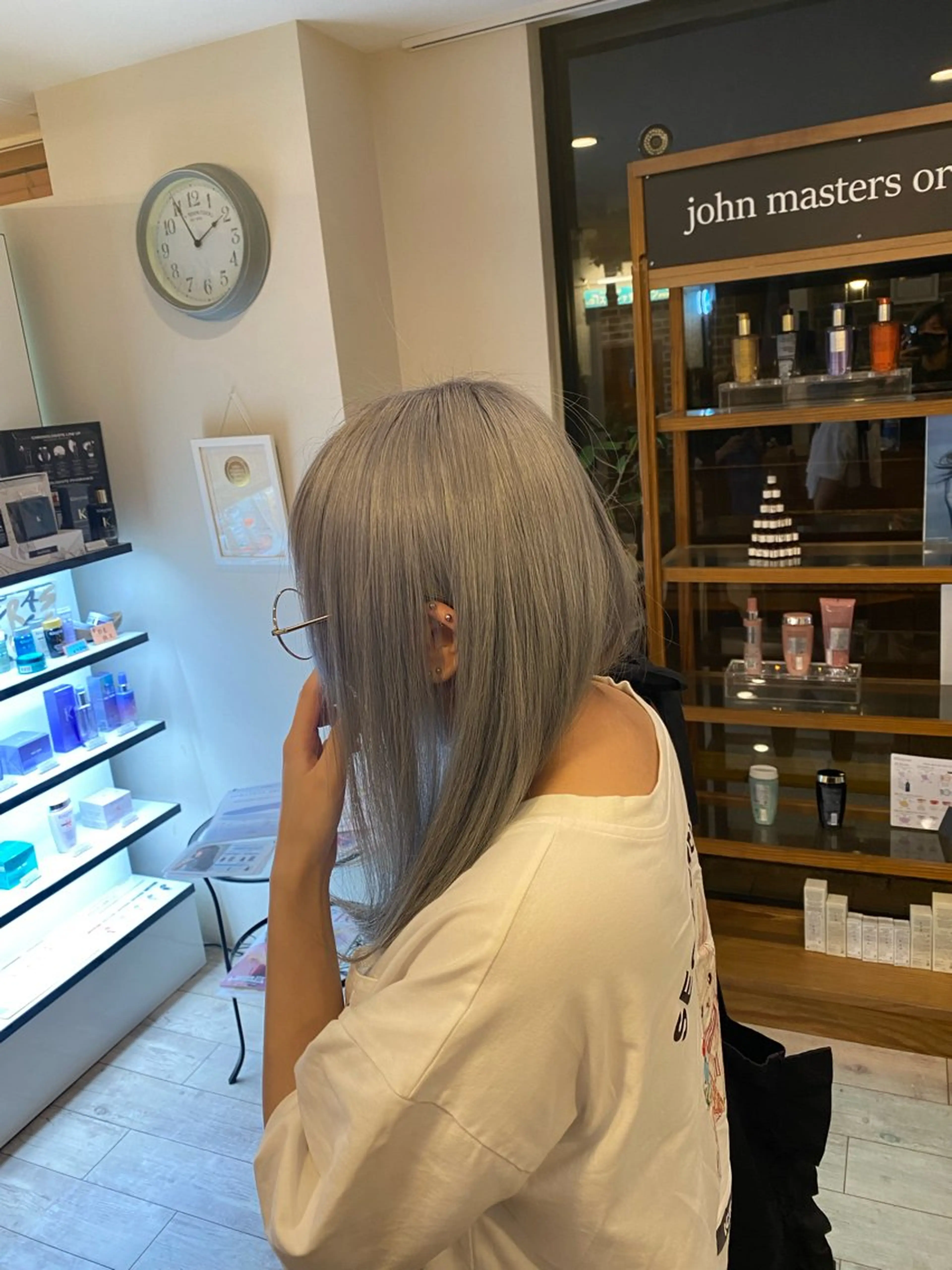 ミディアム カラー シルバー 國分 伸也のヘアスタイル