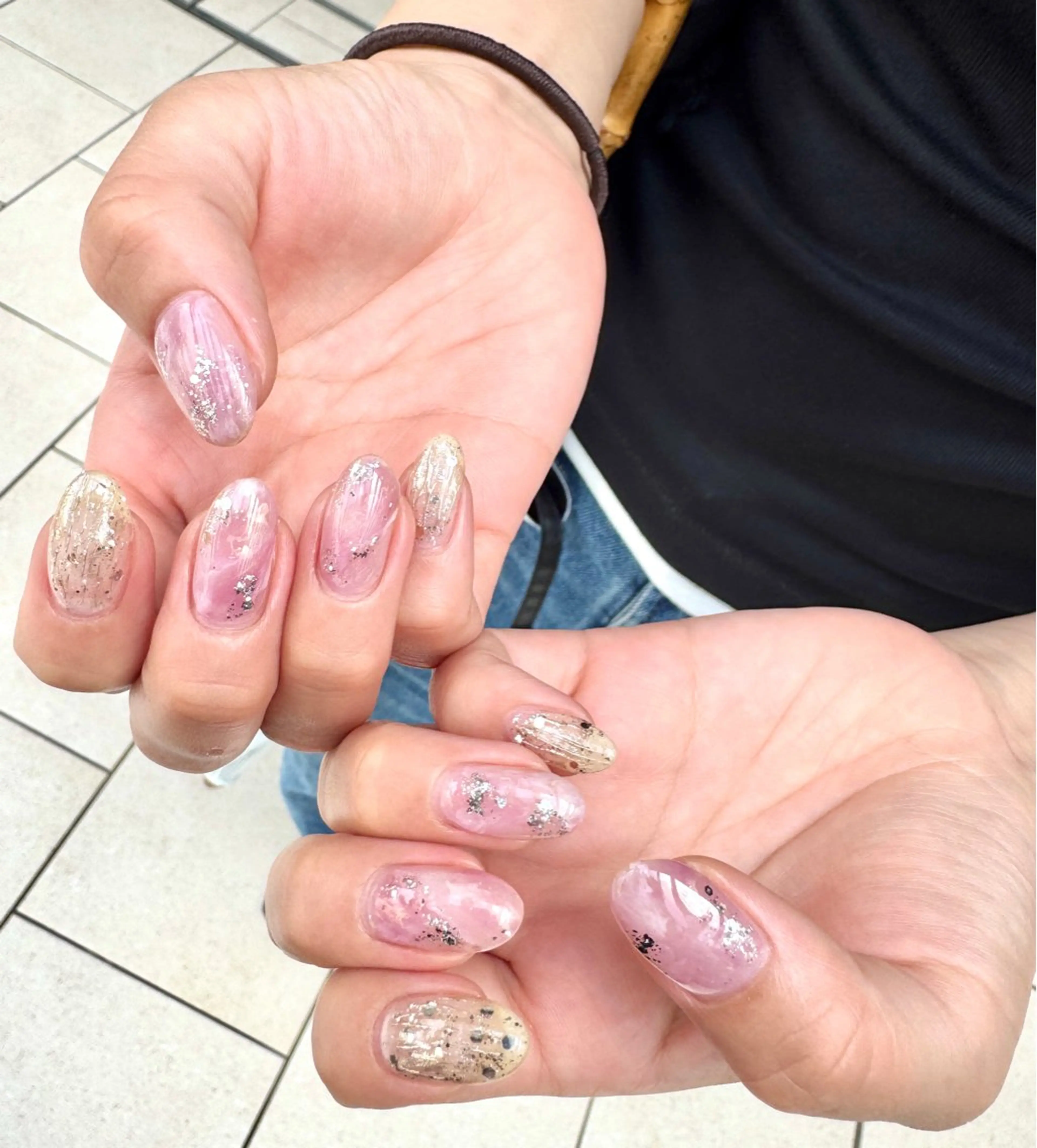 ネイル ゴールド キラキラネイル ニュアンスネイル オフィスネイル ピンク ハンドネイル ハンドケア Lililas サロン&スクールのネイルデザイン