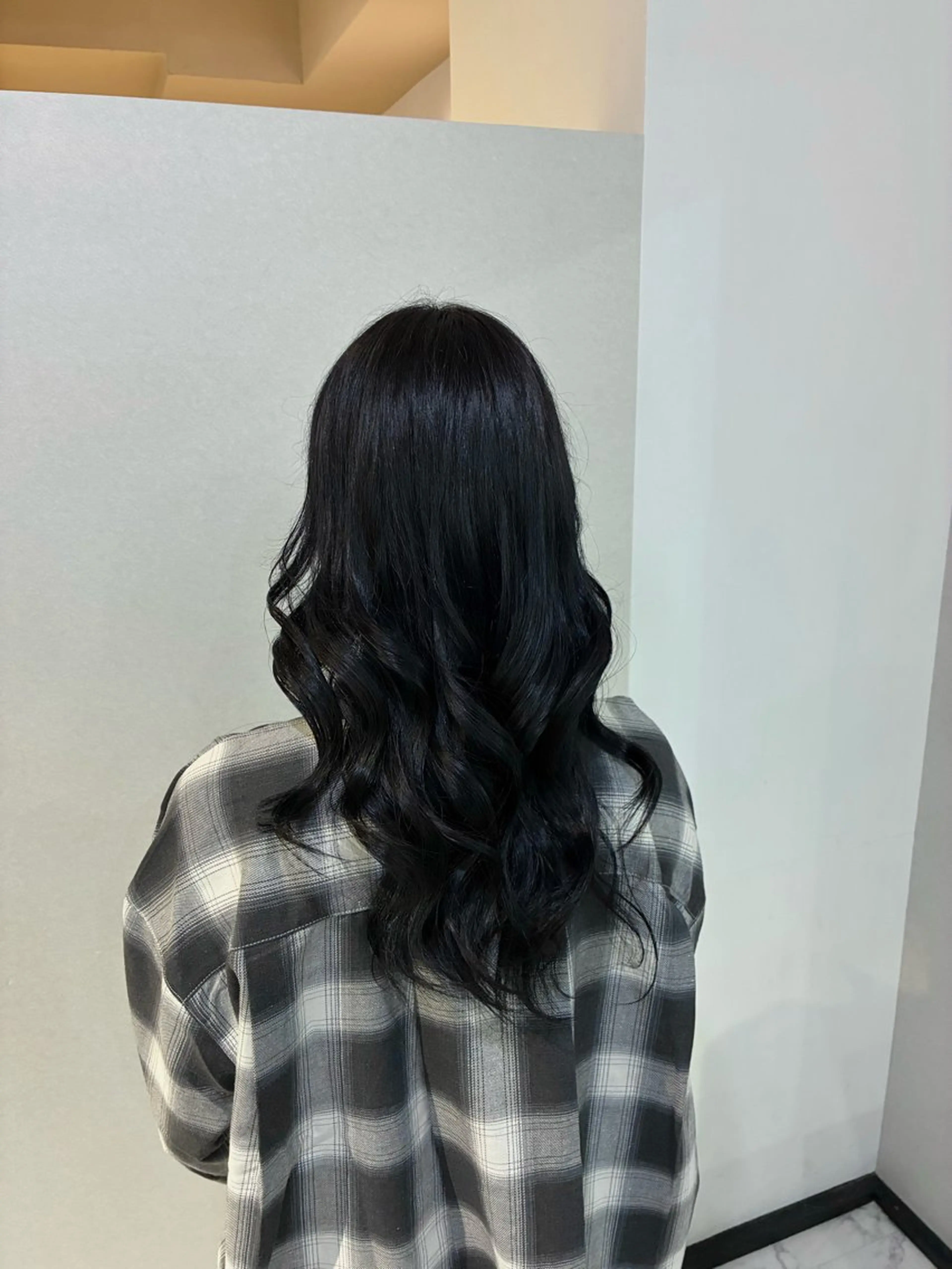 ロング カラー 黒髪 ブルーカラー ブルーブラック 透明感カラー ハナダ メイのヘアスタイル