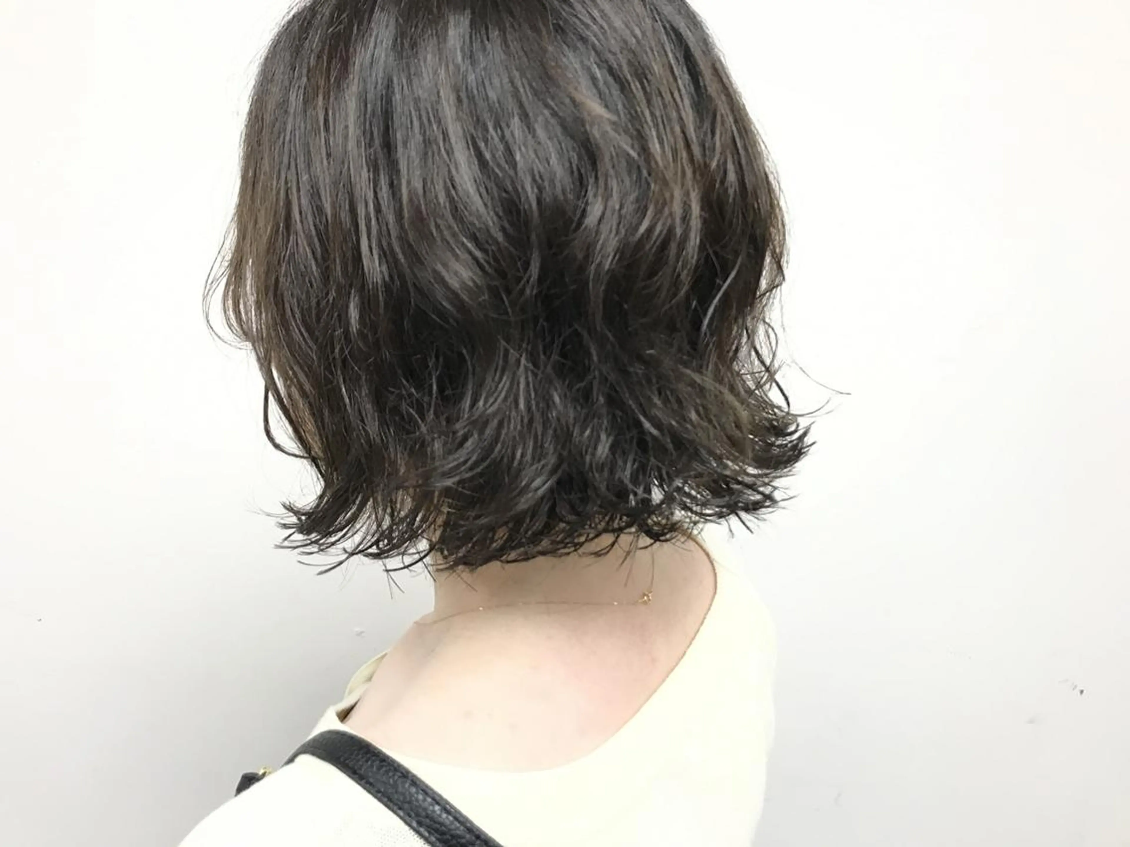 ミディアム カラー パーマ 切りっぱなしボブ ミディアムパーマ バレイヤージュ ベージュカラー デザインカラー ヘアカラー トリートメント MAIKO 【中崎・茶屋町】のヘアスタイル