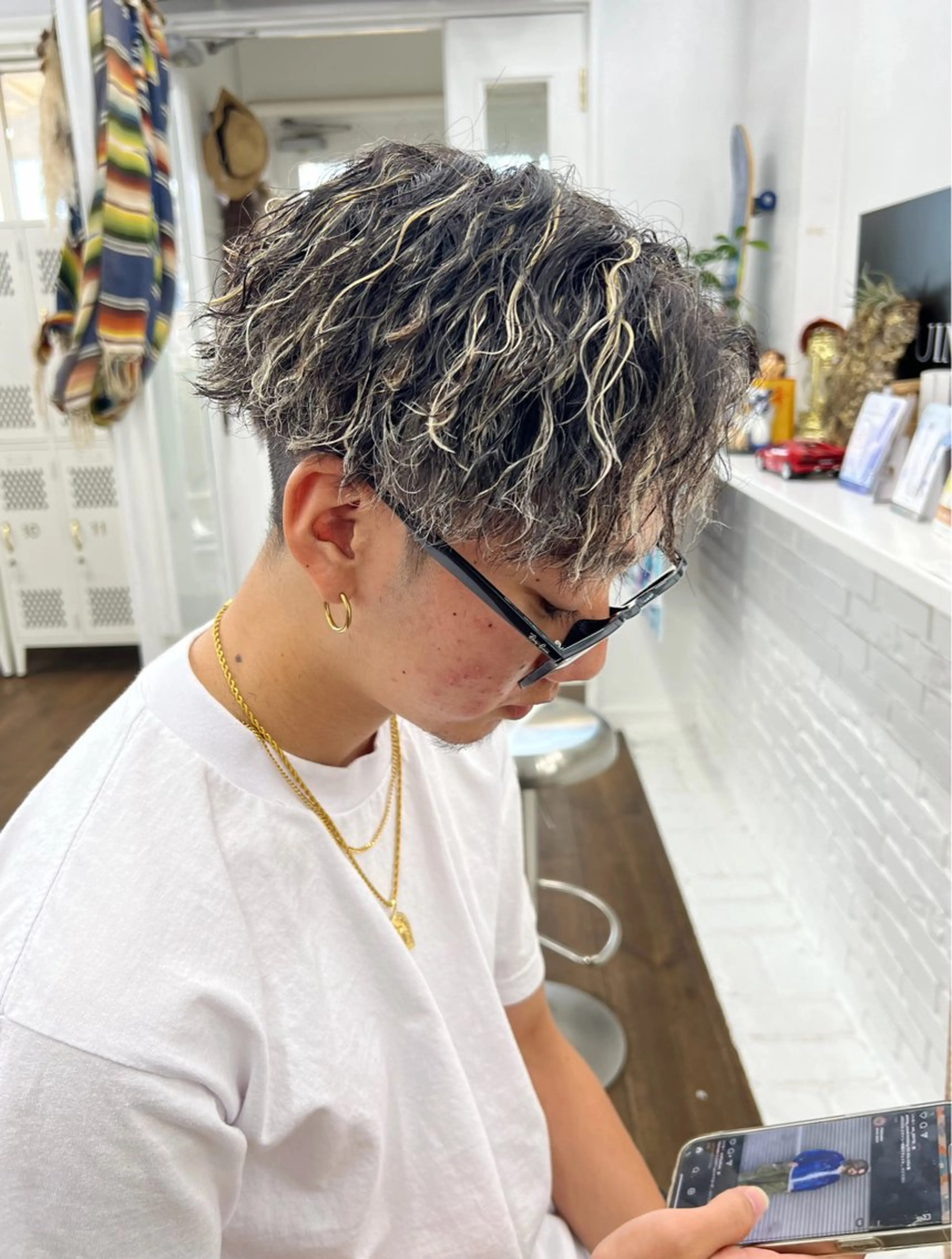 【白髪×パーマ】白髪メッシュ(顔周り)+パーマ+カットの写真