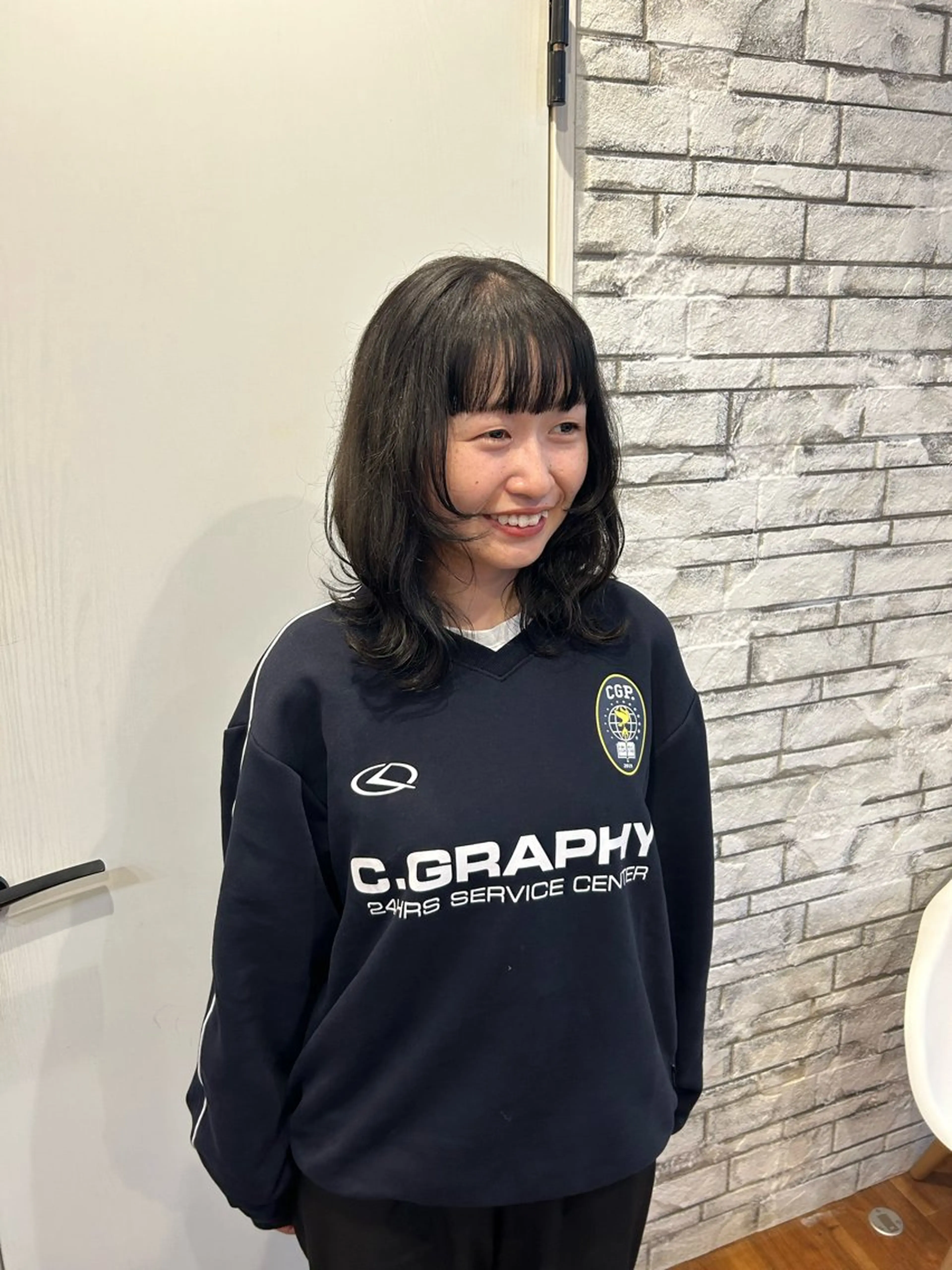 ミディアム カラー ダークグレー ダークグレージュ グレージュ 顔まわりレイヤー レイヤーカット 廣瀬 美月のヘアスタイル