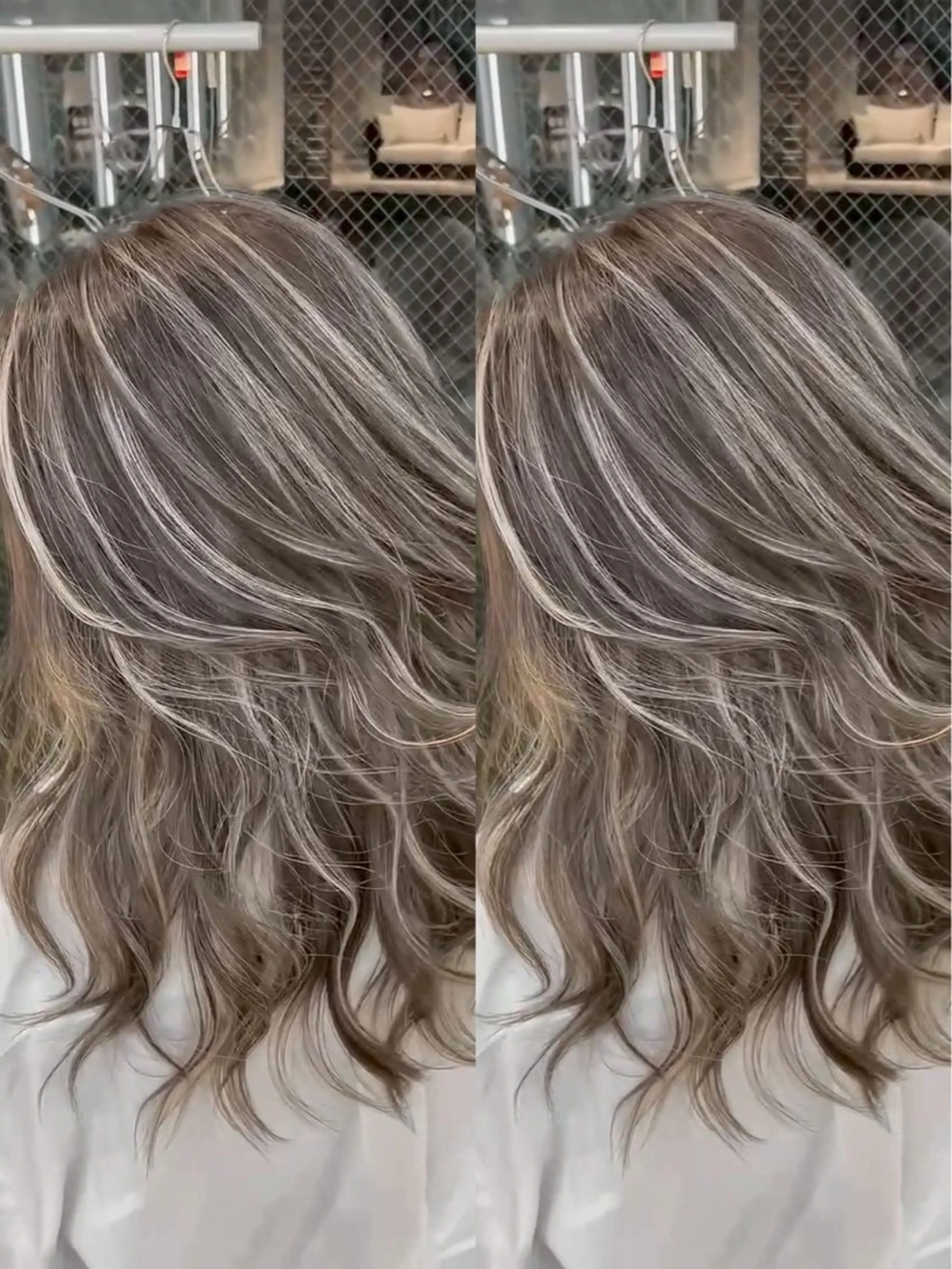 ロング カラー ベージュカラー ブリーチ グレージュ ハイライトカラー ミルクティーベージュ ヘアカラー トリートメント 表参道/ハイライト バレイヤージュのヘアスタイル