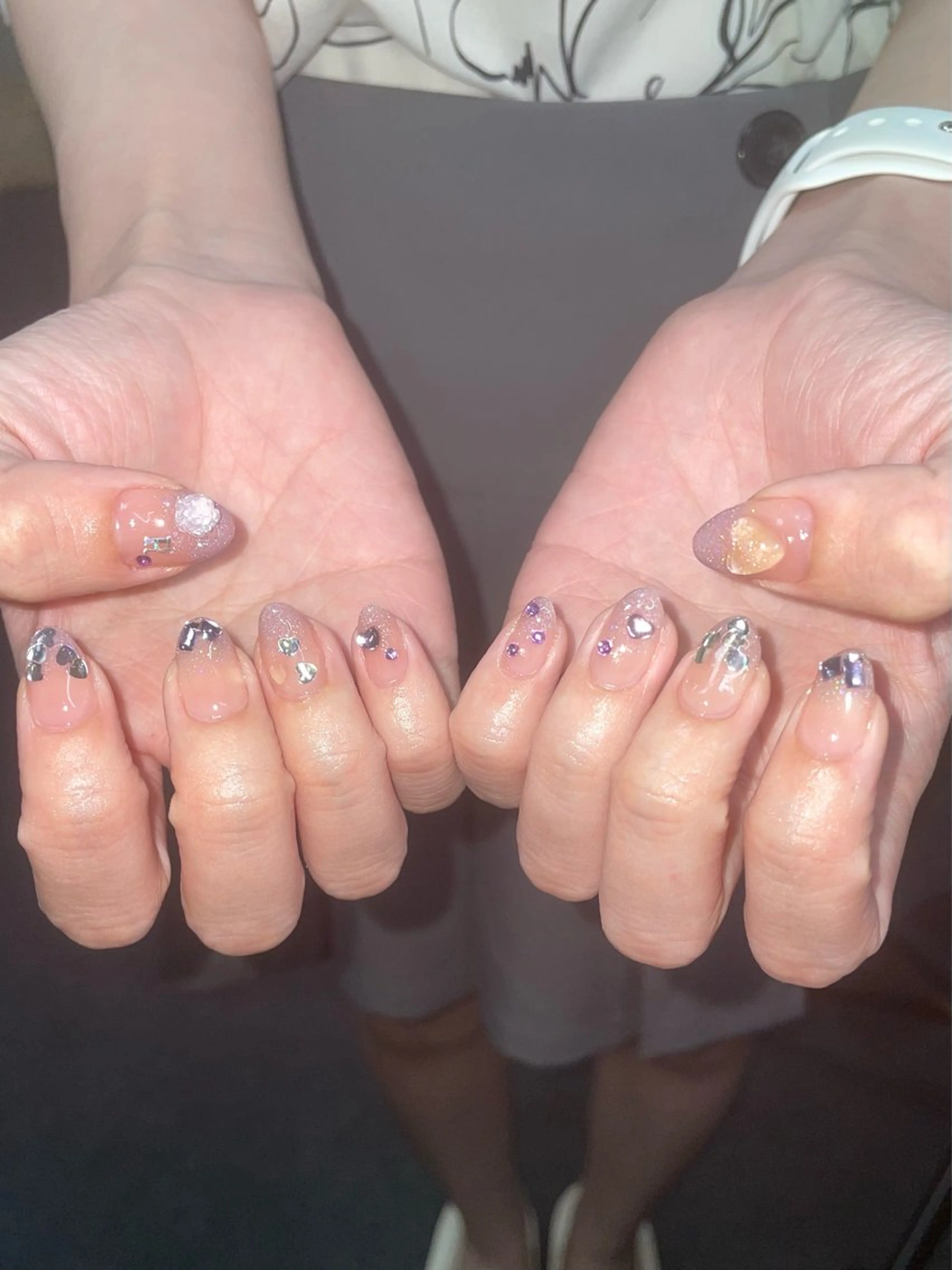 ネイル グラデーション ハート キラキラネイル ラメ(グリッター) ラメグラデーション ハンドネイル ハンドケア 🎀NAIL🎀 AI🪄︎︎◝✩のネイルデザイン