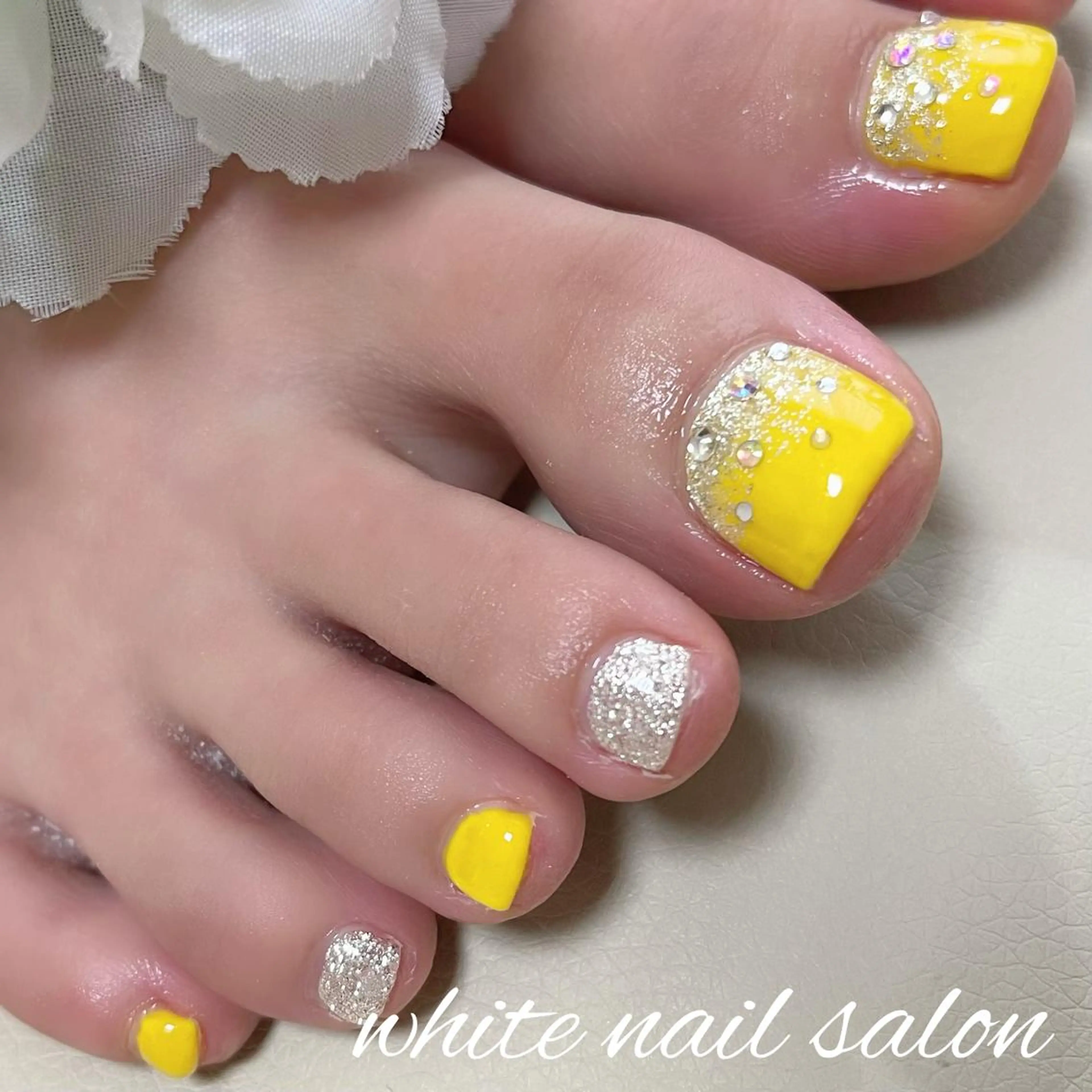 ネイル フットネイル ジェルネイル ハードジェル ラメ(グリッター) 持ち込み フットネイル white nail salonのネイルデザイン