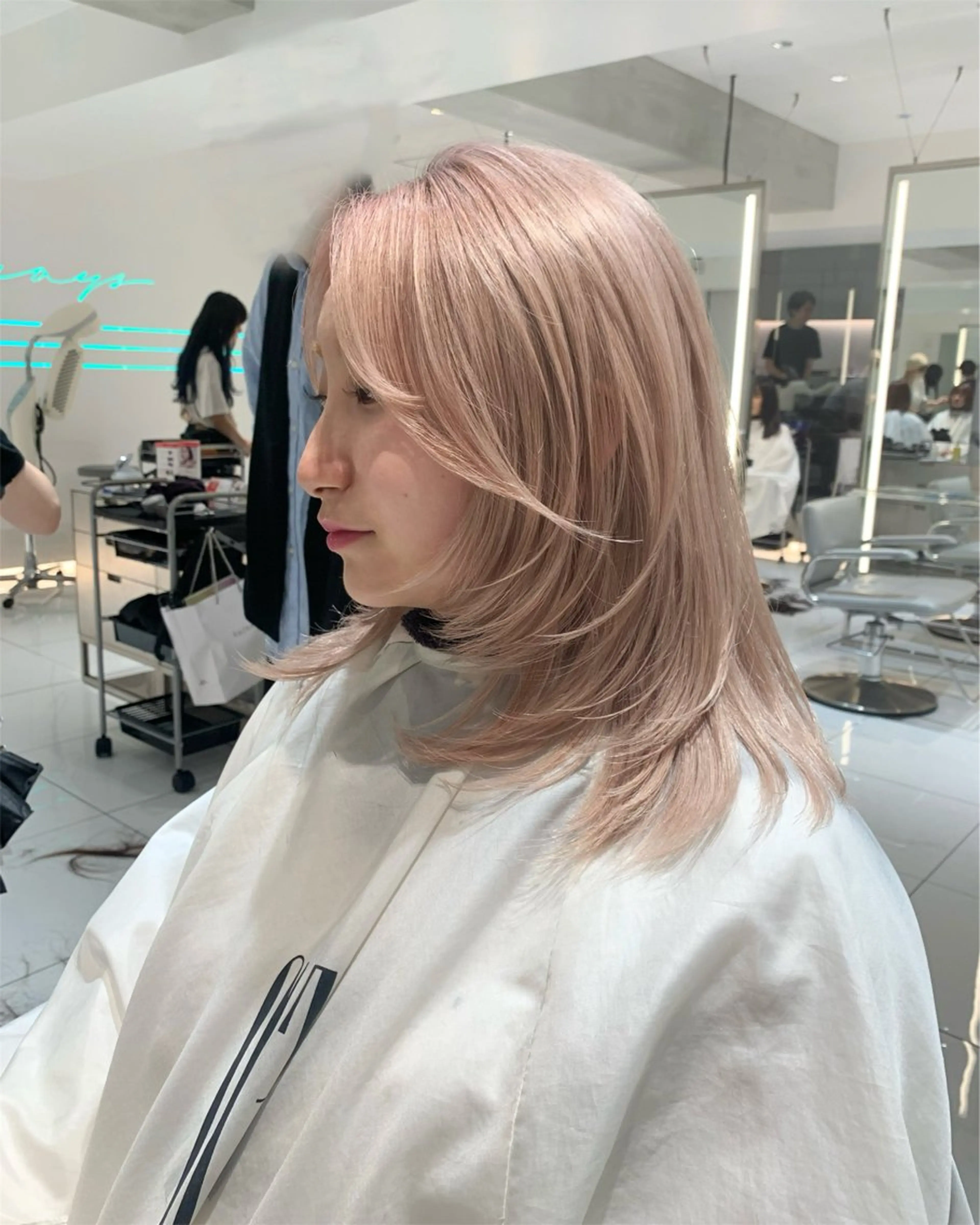 セミロング レイヤーカット カット keen吉祥寺所属・🎀ハイトーンカラー ☆彡SAYAのヘアスタイル