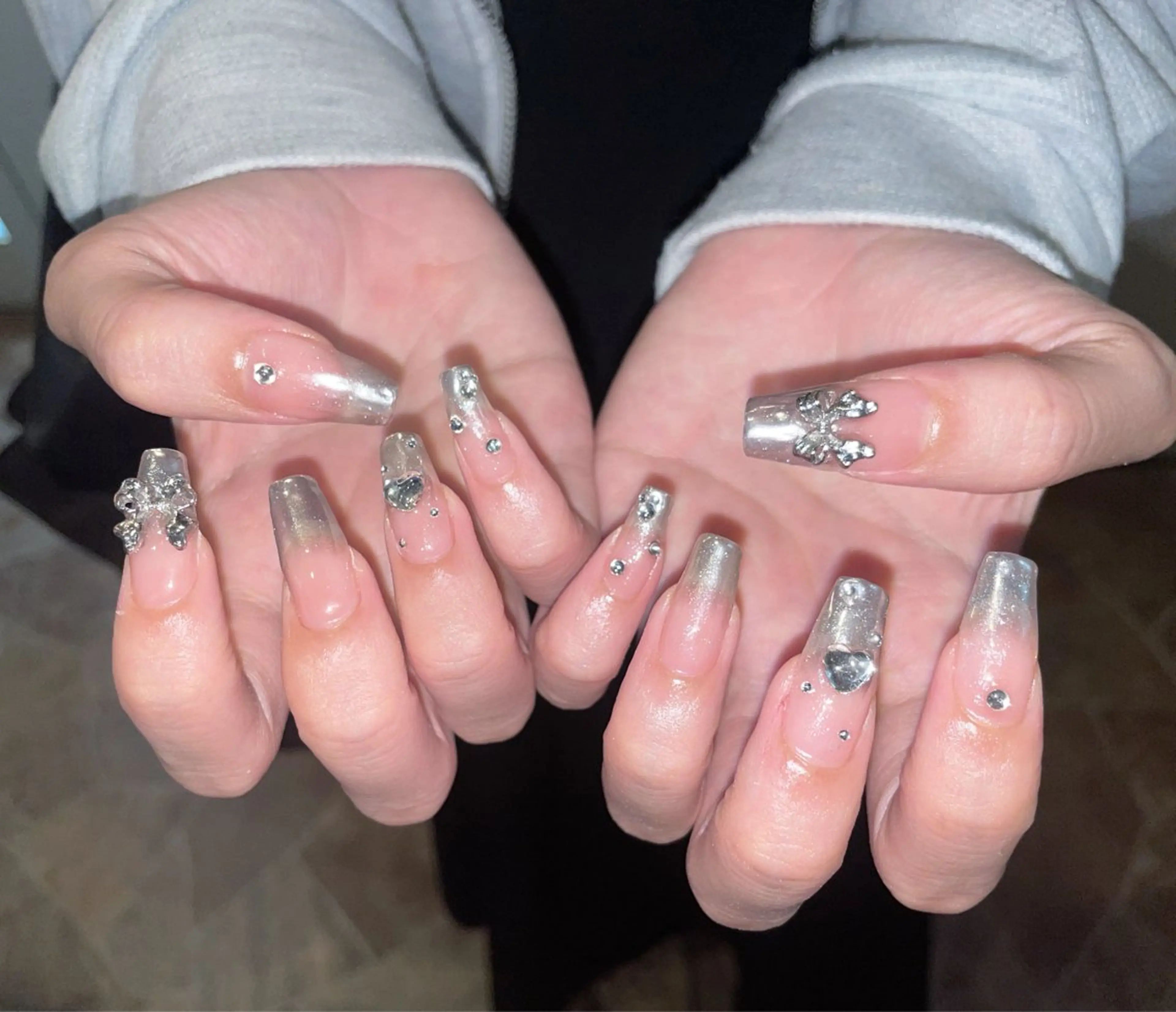 ネイル グラデーション ミラーネイル シルバー ハンドネイル WOLTOKYO 渋谷/RIAのネイルデザイン