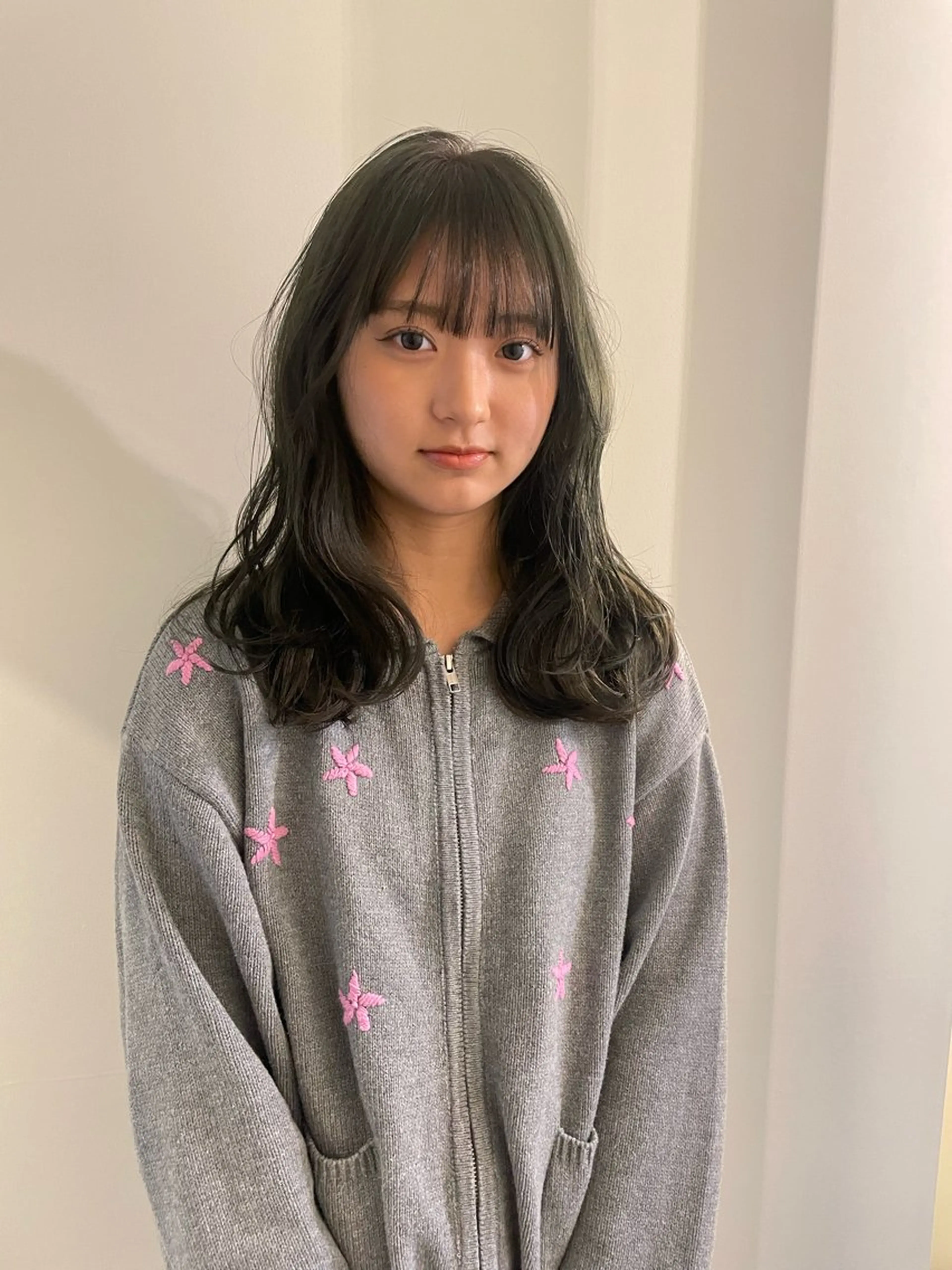 セミロング カラー グレージュ オリーブグレージュ オリーブグレー カット ヘアカラー トリートメント 渋谷 留菜のヘアスタイル