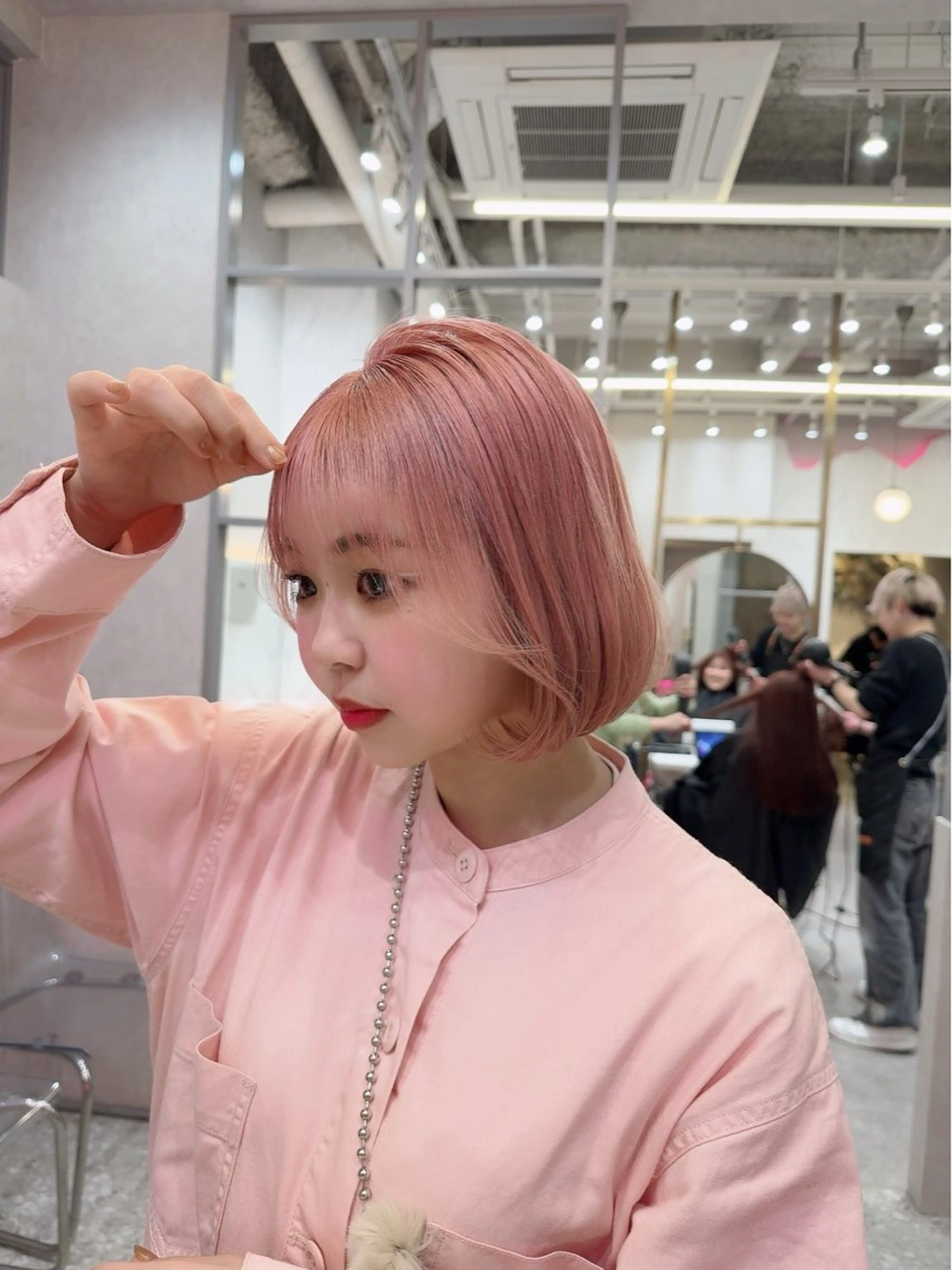 ミディアム カラー karin ボブハイトーンのヘアスタイル