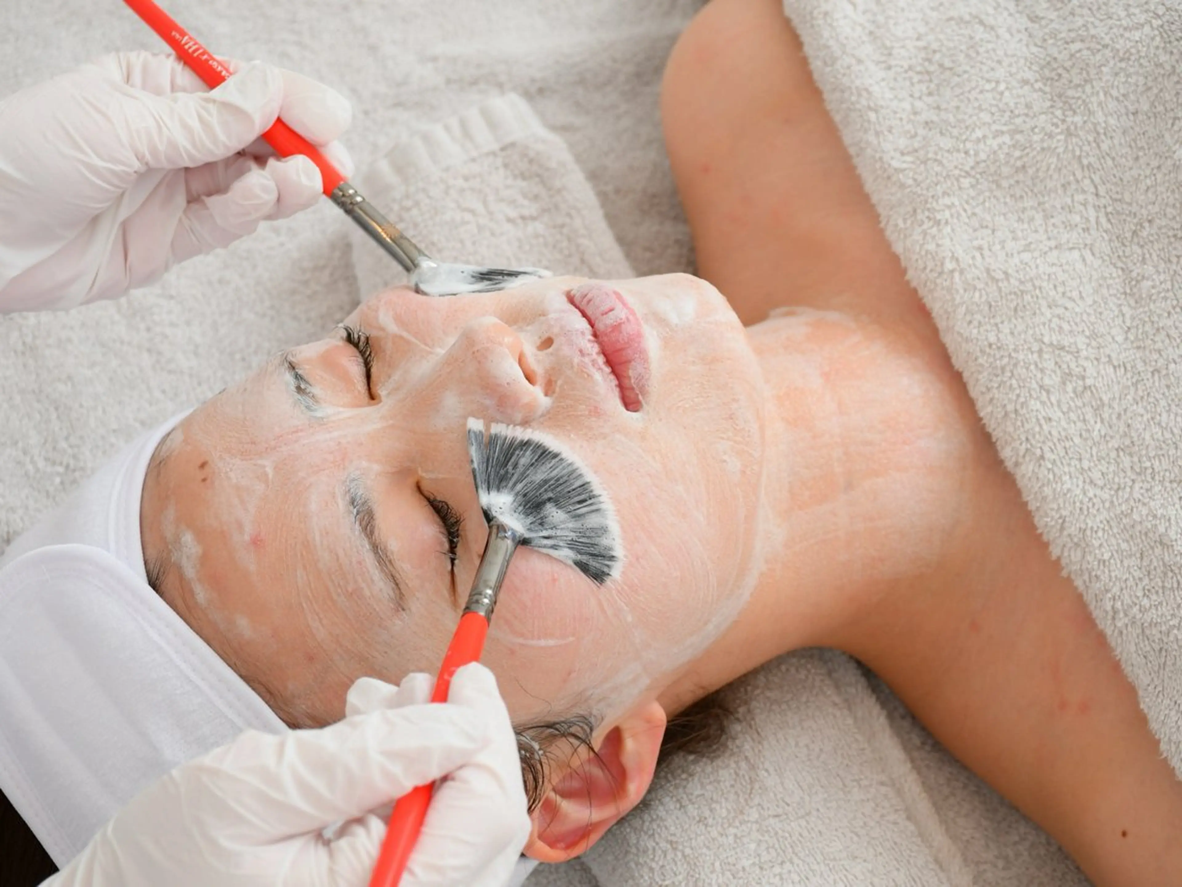 ララピール+腸もみ。毛穴の開き・乾燥・くすみを一掃し、肌深部から満たされるような潤いと韓国水光肌を叶えます〇の写真