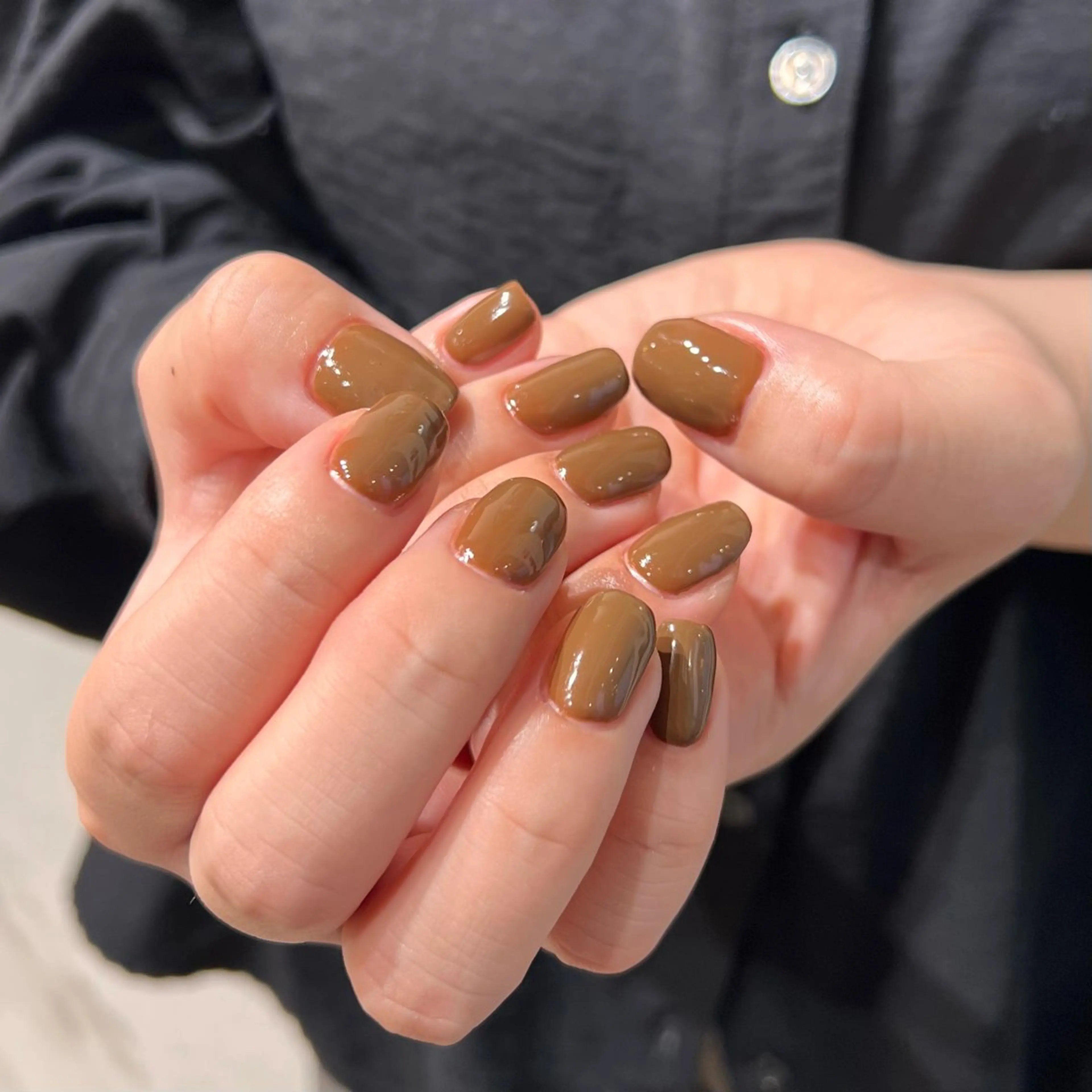 ネイル ブラウン ジェルネイル ワンカラーネイル パラジェル 𝙎𝙚𝙞𝙧𝙖 ☆カット/パーマのヘアスタイル