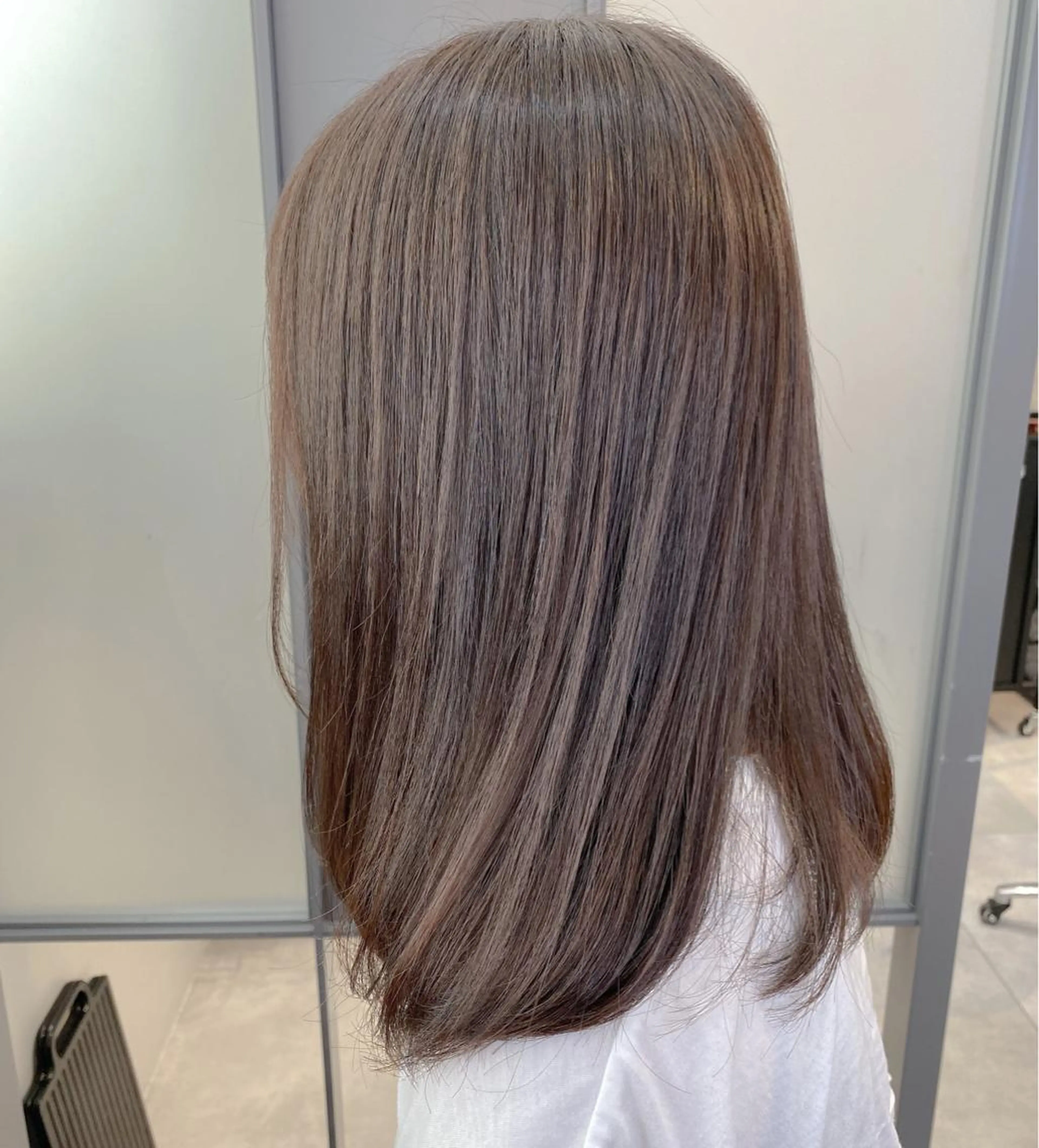 セミロング カラー グレージュ ミルクティーグレージュ SALOWIN神戸三宮East店所属・【透明感、艶髪】西村 有司のヘアスタイル
