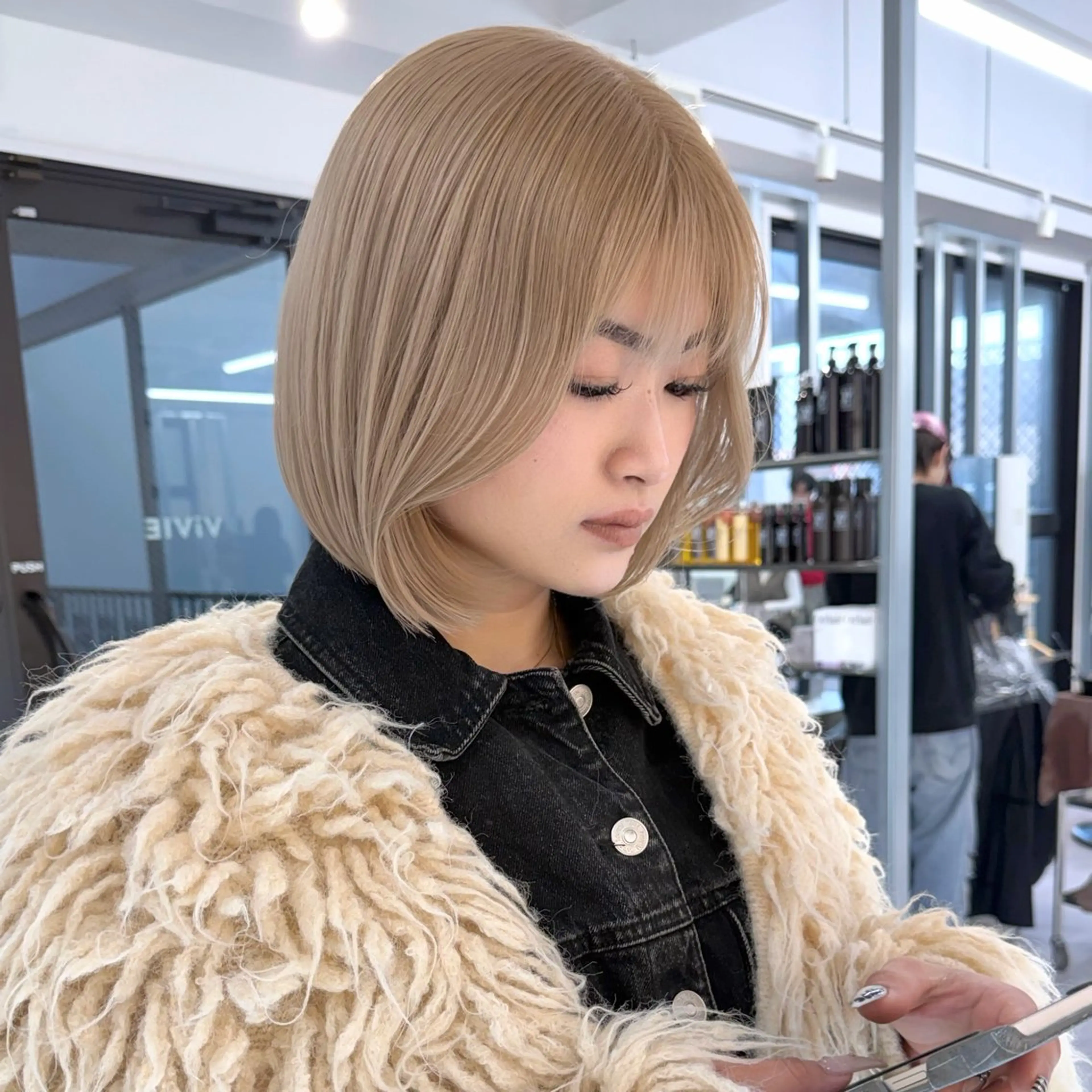 ショート カラー ベージュカラー ブリーチ ケアブリーチ デザインカラー ダブルカラー カット ヘアカラー トリートメント TATSUブリーチ/ ミルクティーベージュのヘアスタイル