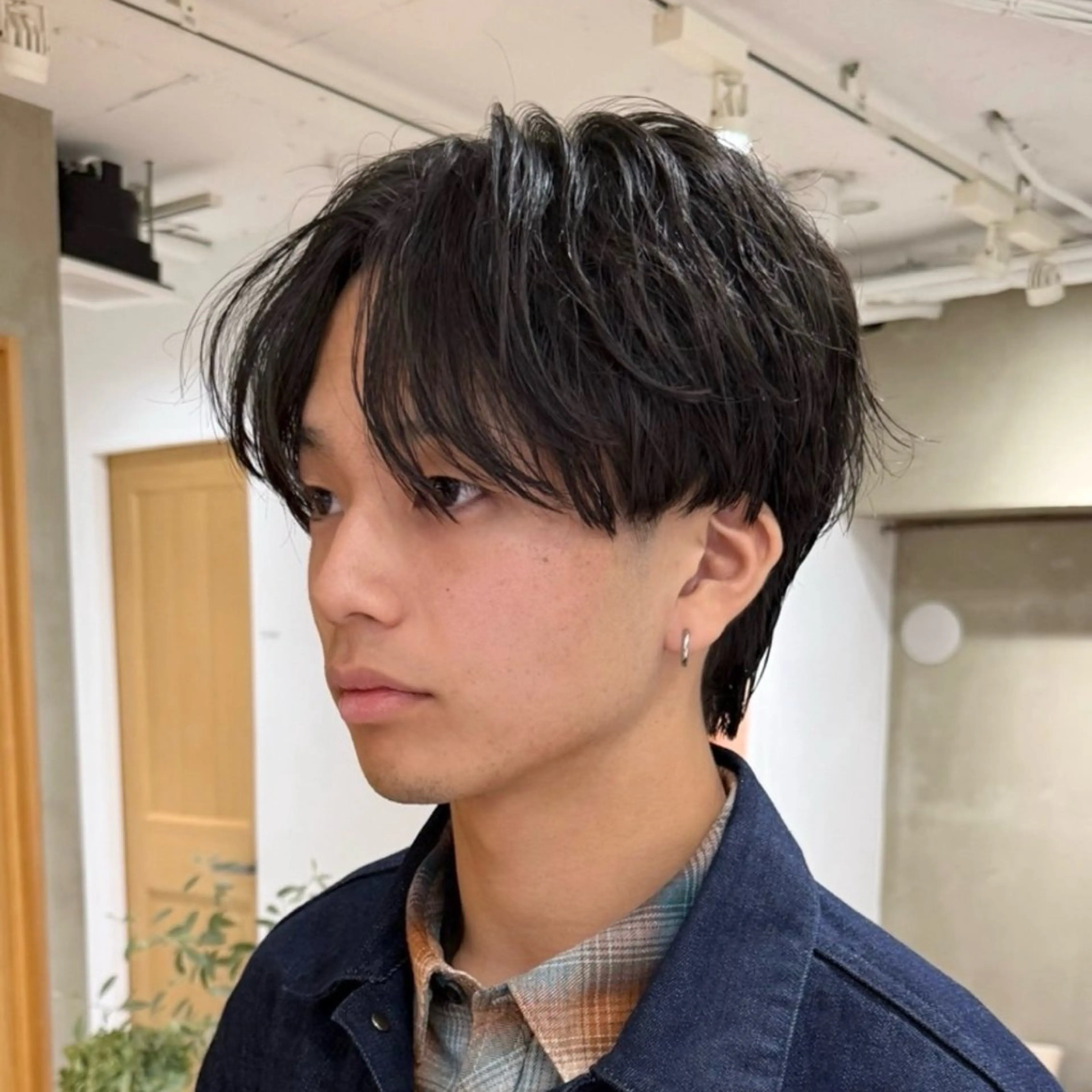 ミディアム パーマ メンズ ミディアムパーマ センターパート ダウンパーマ フェザーパーマ メンズパーマ 田形 清流のヘアスタイル