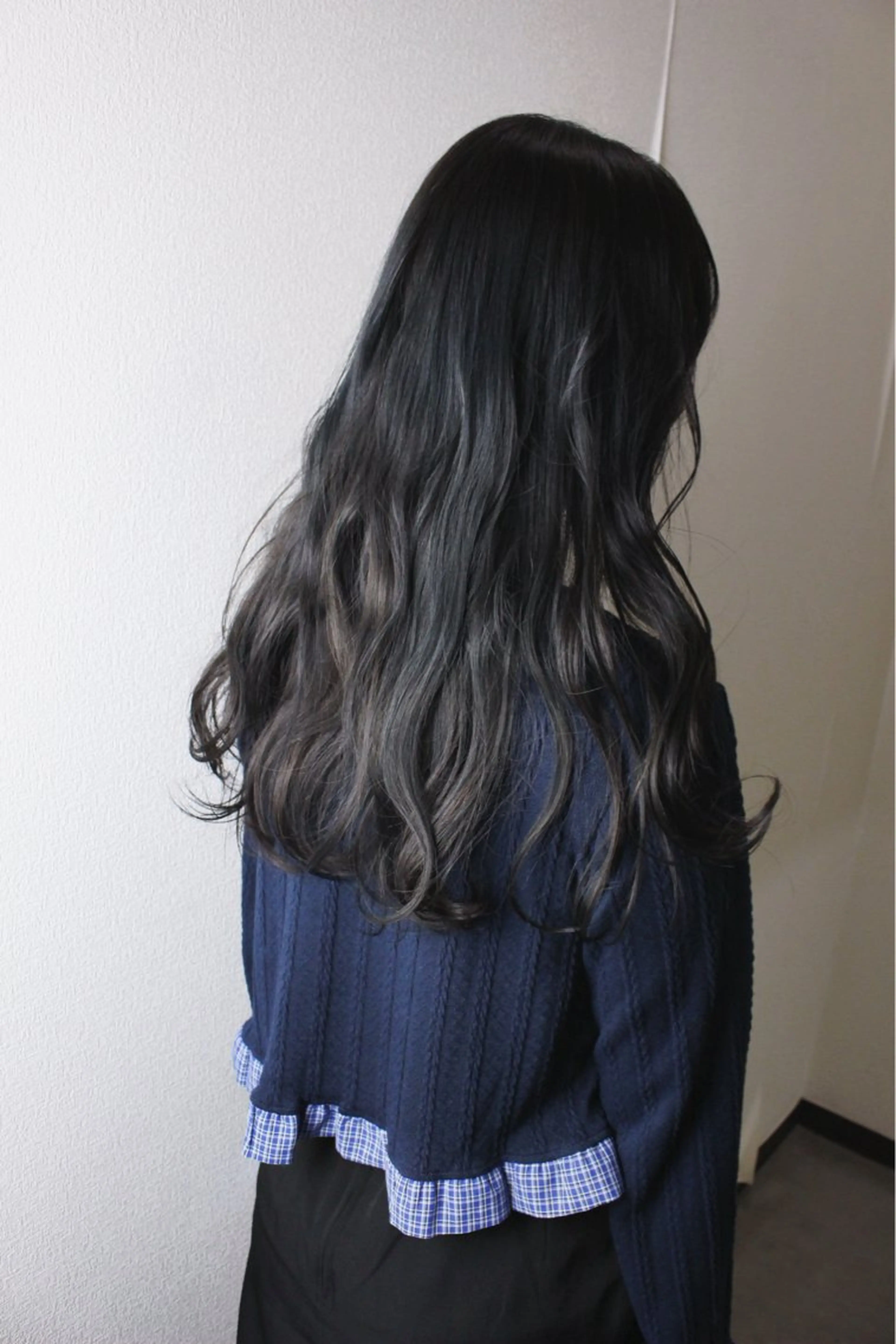 ロング カラー ブリーチ ブルーカラー ブルージュ カット ヘアカラー 土居 正季のヘアスタイル