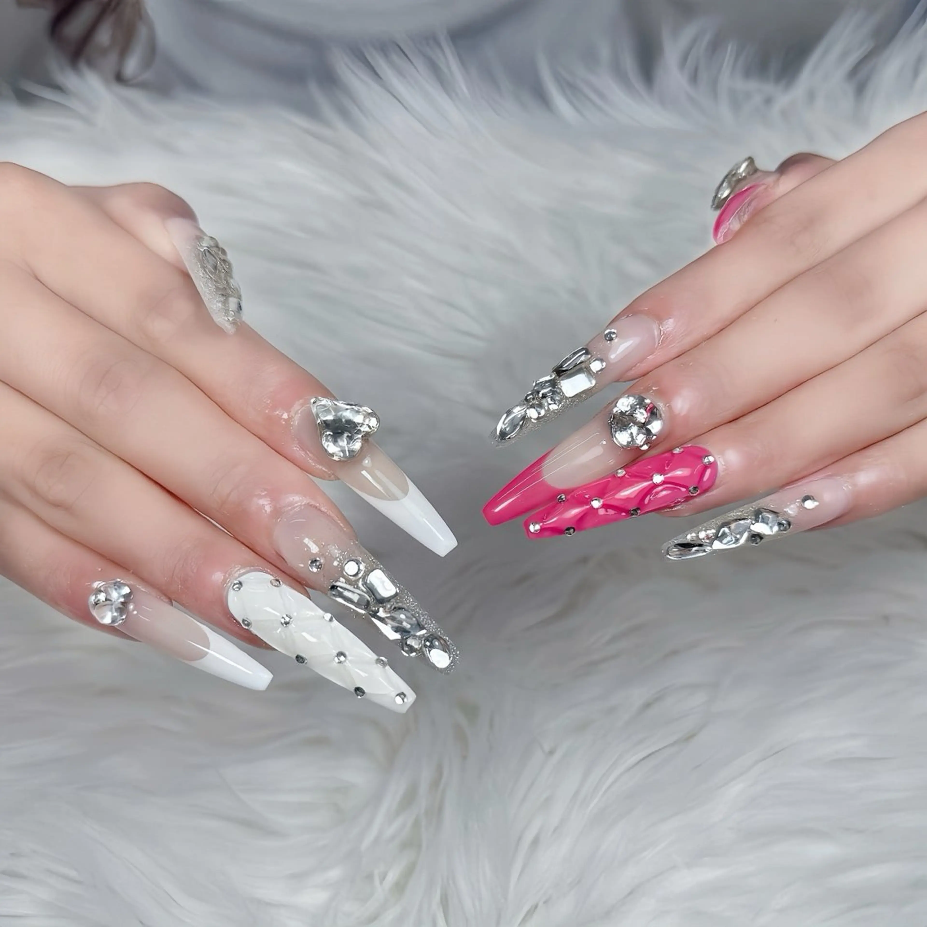 ネイル ガーリー ゴージャス キラキラネイル ロングネイル ハンドネイル ハンドケア 🌸Hana 🌸のネイルデザイン