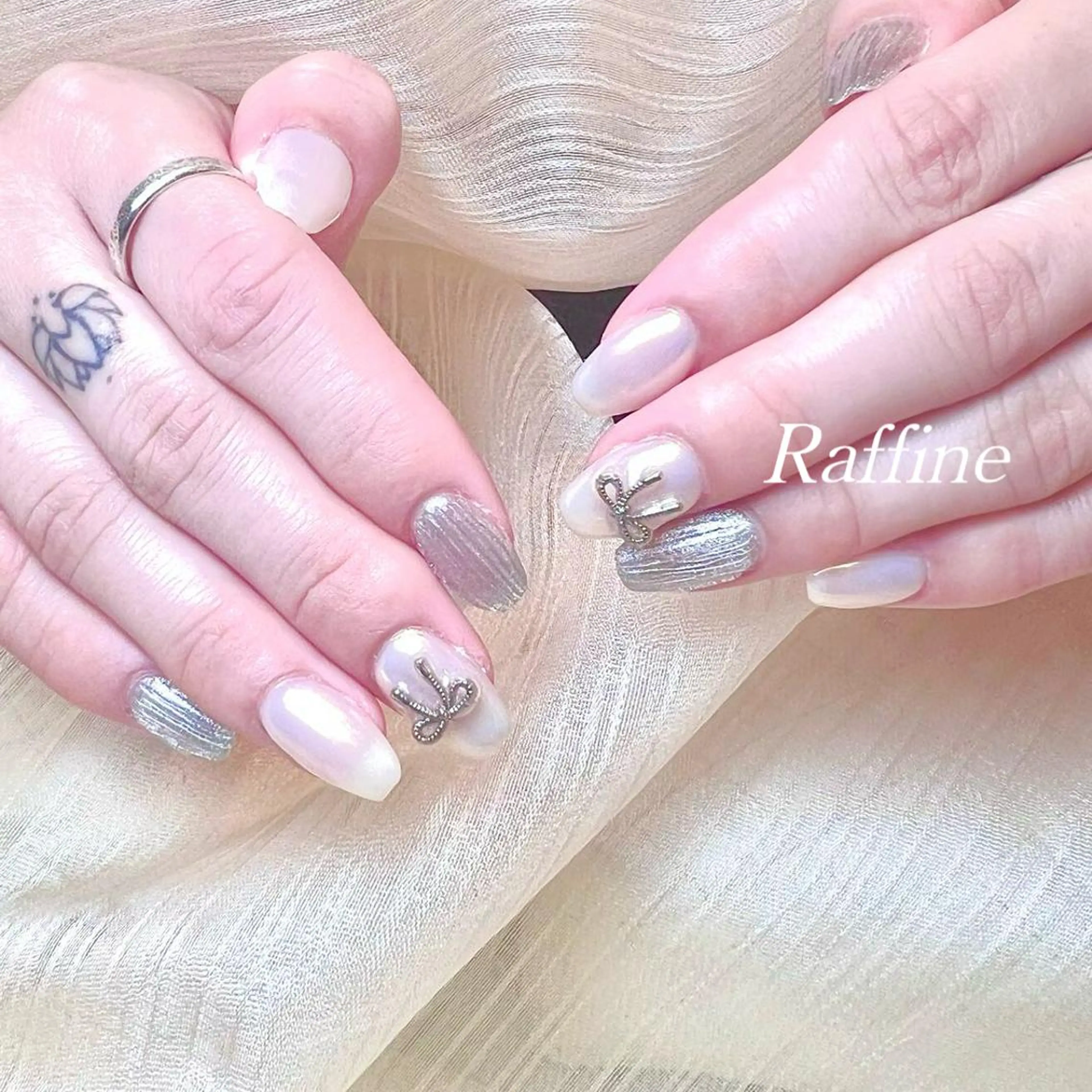ネイル ハンドネイル RAFFINE 月🦋🩵のネイルデザイン