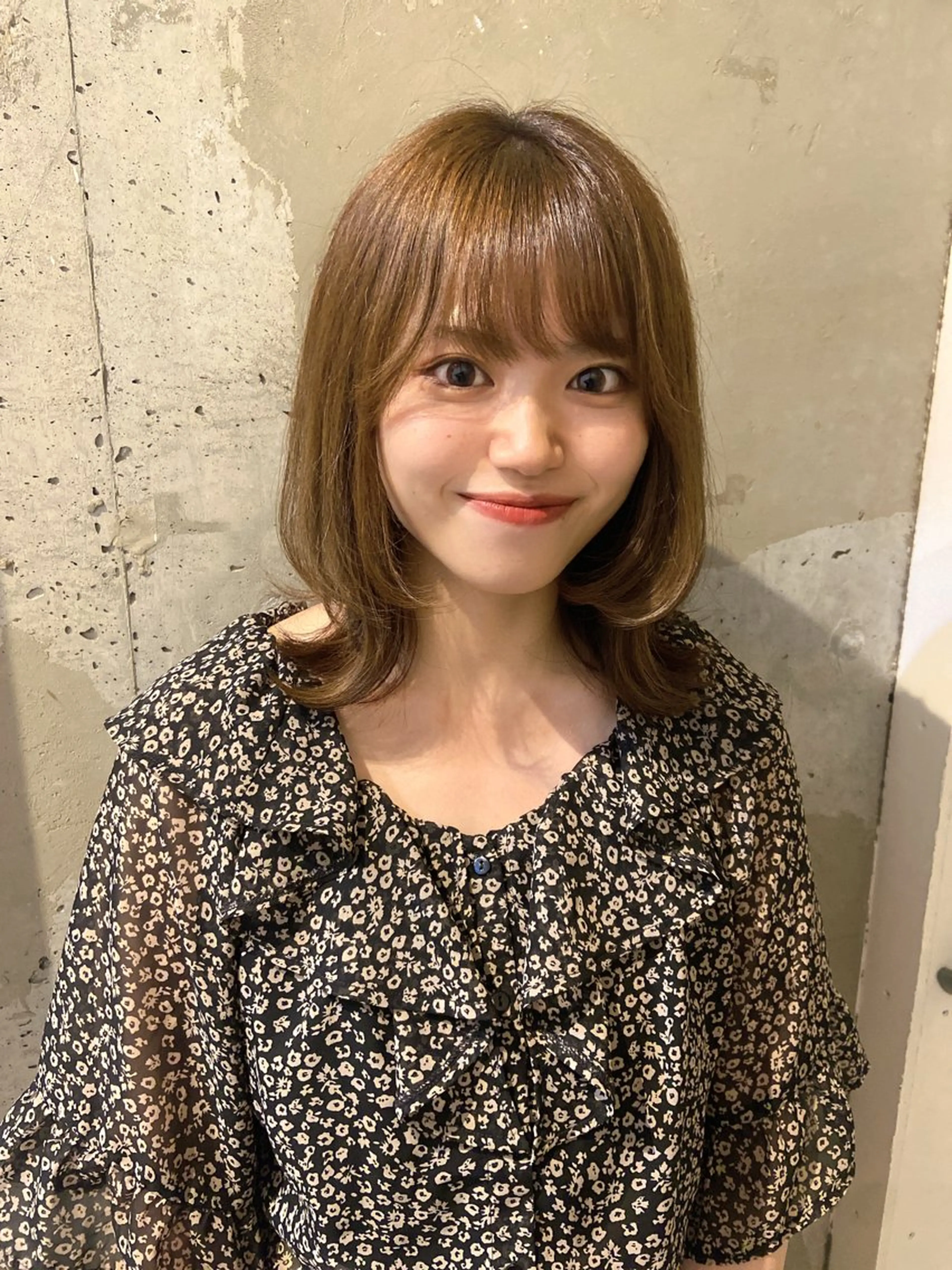 ミディアム カラー アッシュ ベージュカラー くびれヘア レイヤーカット カット ヘアカラー トリートメント AILEE所属・ウルフカット レイヤーカット上柿のヘアスタイル