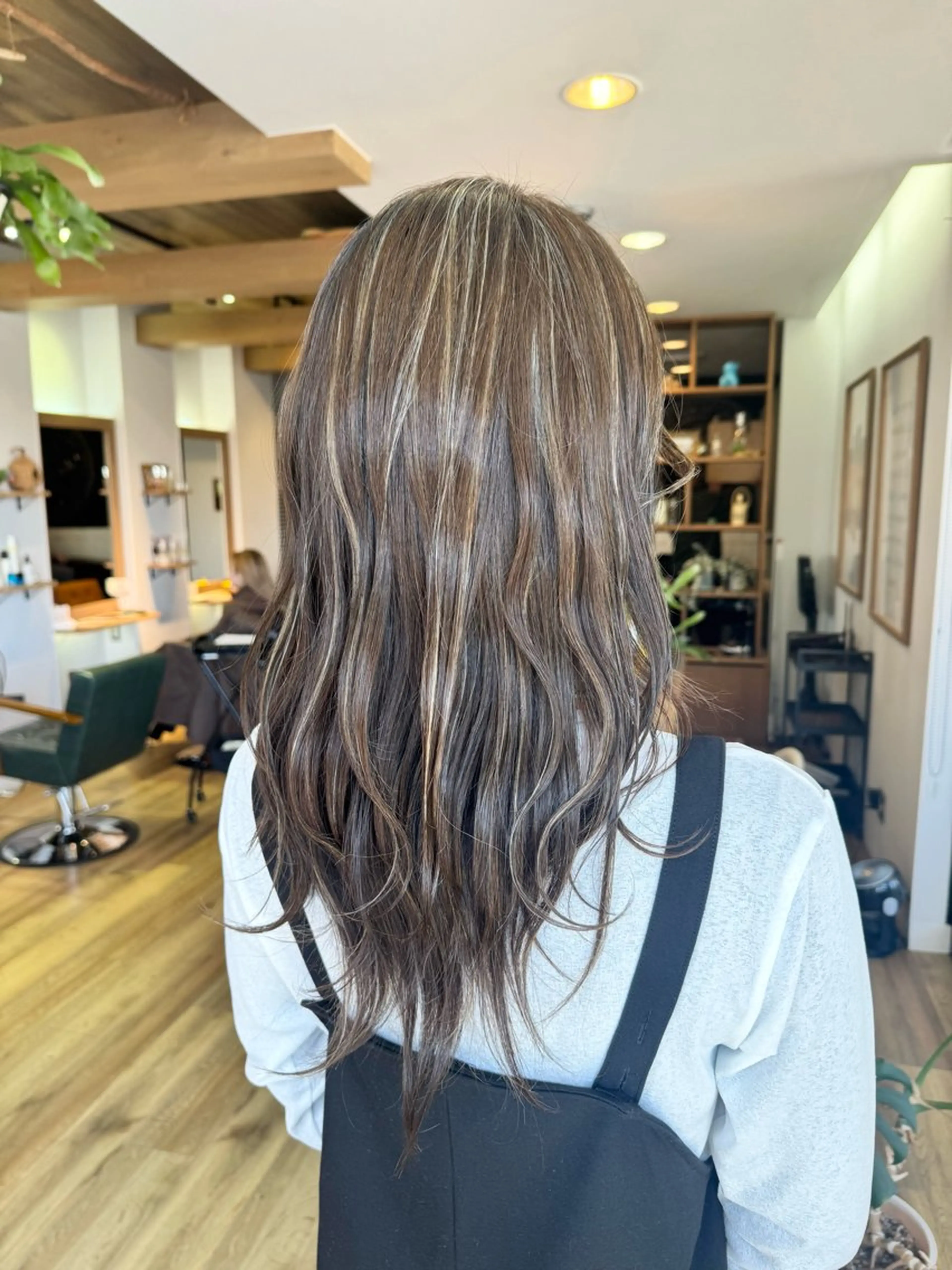 ロング カラー アッシュ アッシュグレー ヘアカラー トリートメント ツキダテ ユイのヘアスタイル