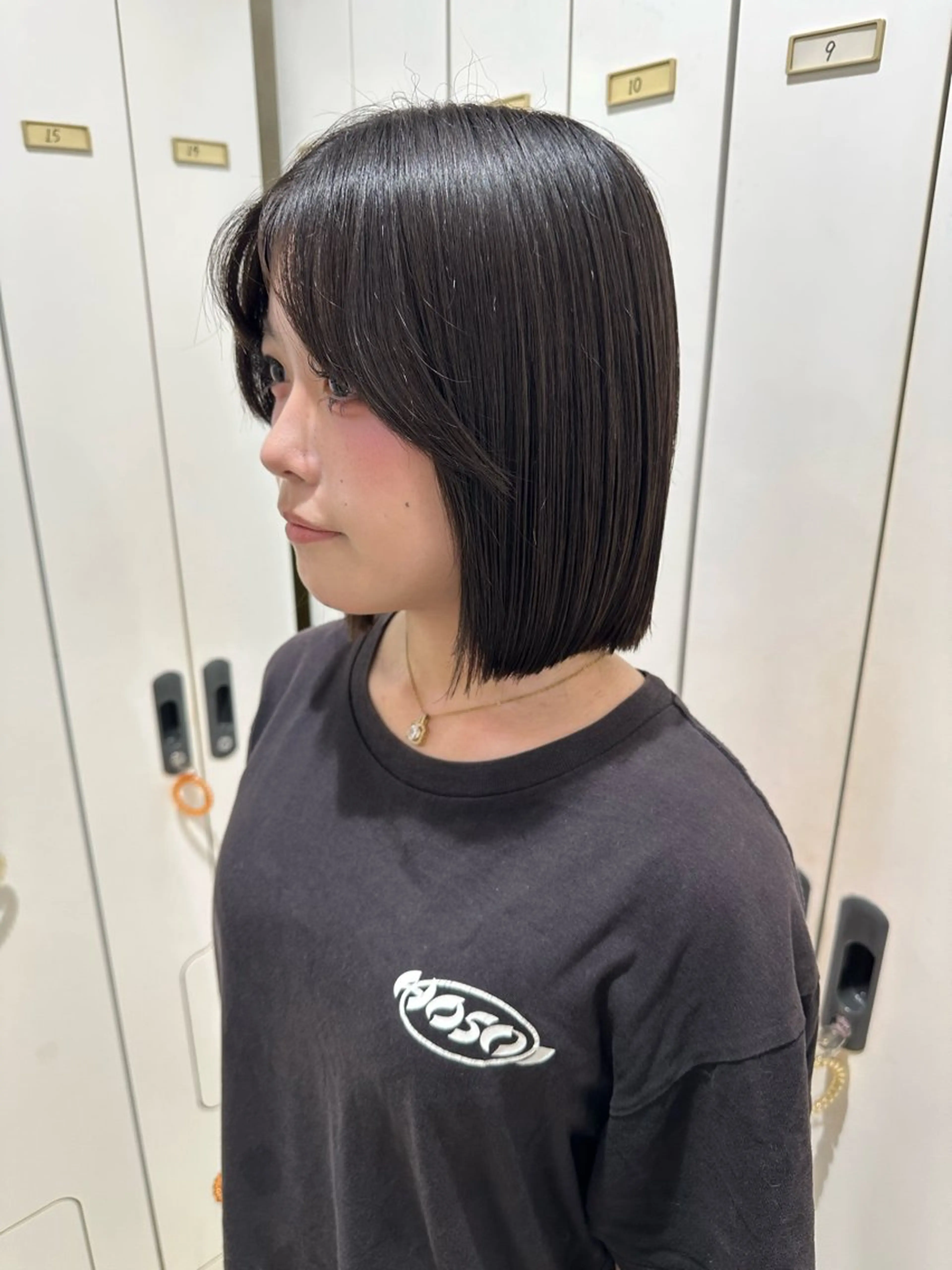 ショート 切りっぱなしボブ ボブ カット 艶カラー/縮毛矯正/ ブリーチカラー/みなのヘアスタイル