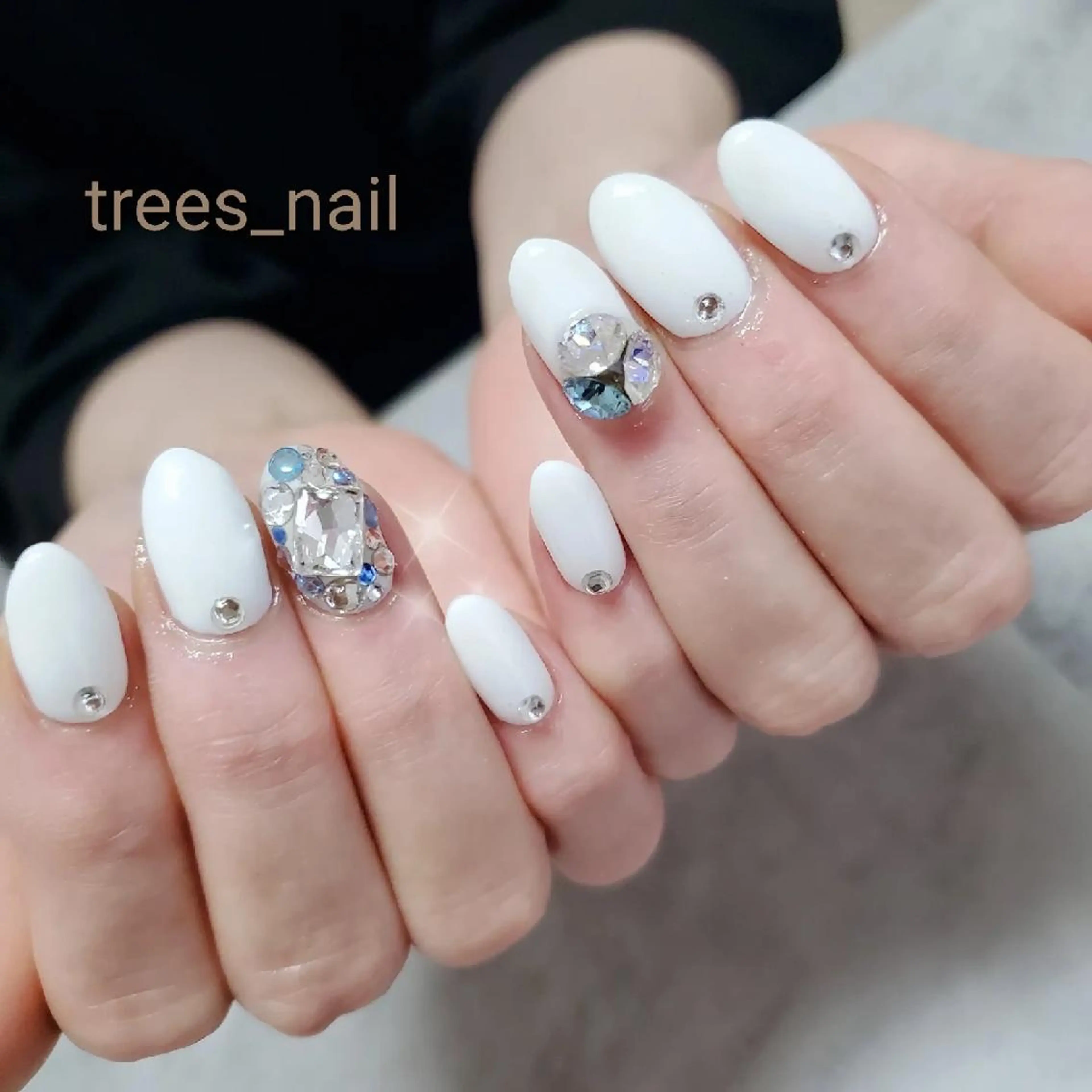 ネイル キラキラネイル ワンカラーネイル ストーンネイル 夏ネイル ホワイト trees_ nailのネイルデザイン