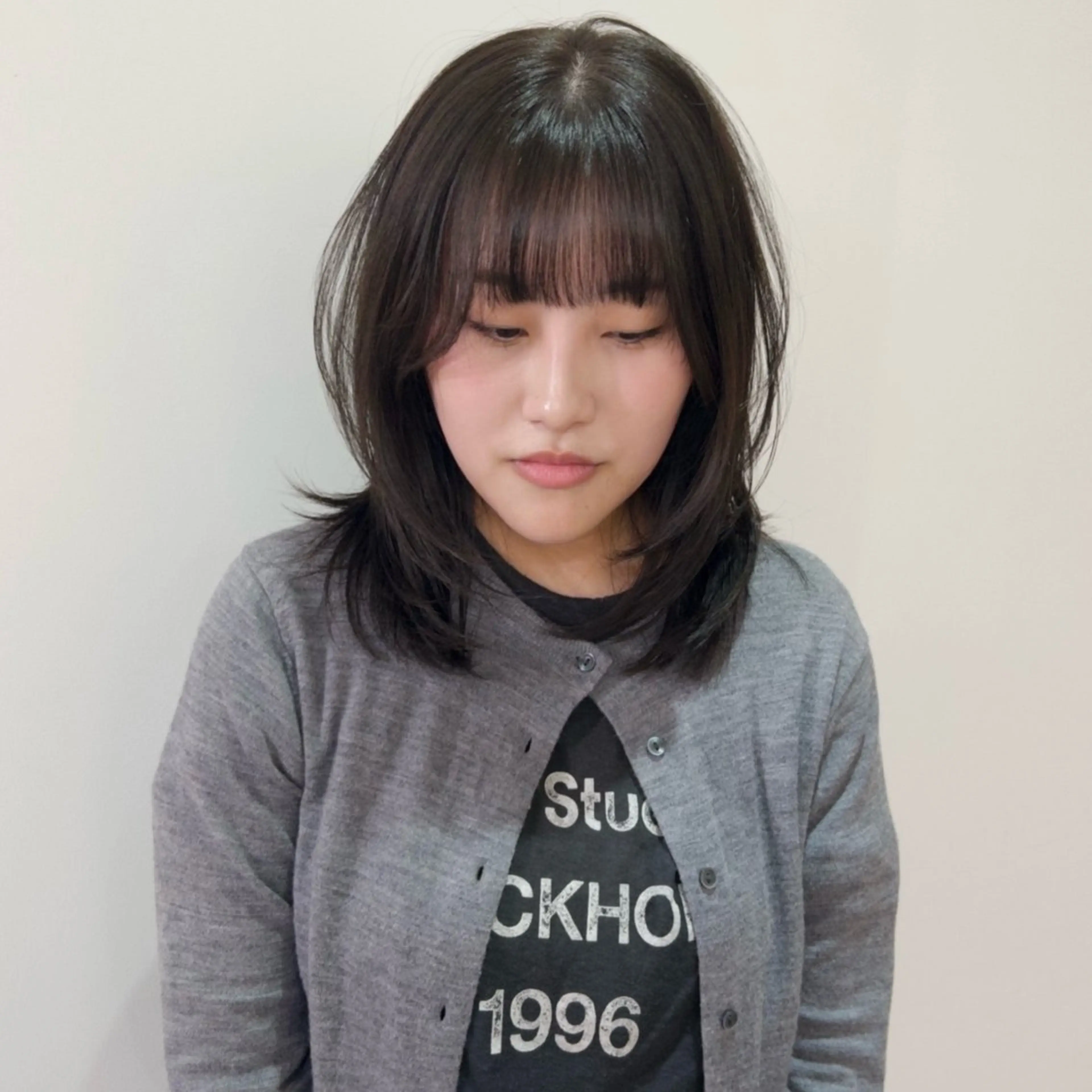 ミディアム カラー ミディアムレイヤー 透明感カラー 顔まわりレイヤー 顔周りカット ハッシュカット カット ヘアカラー トリートメント nonoka オリーブ/グレージュのヘアスタイル