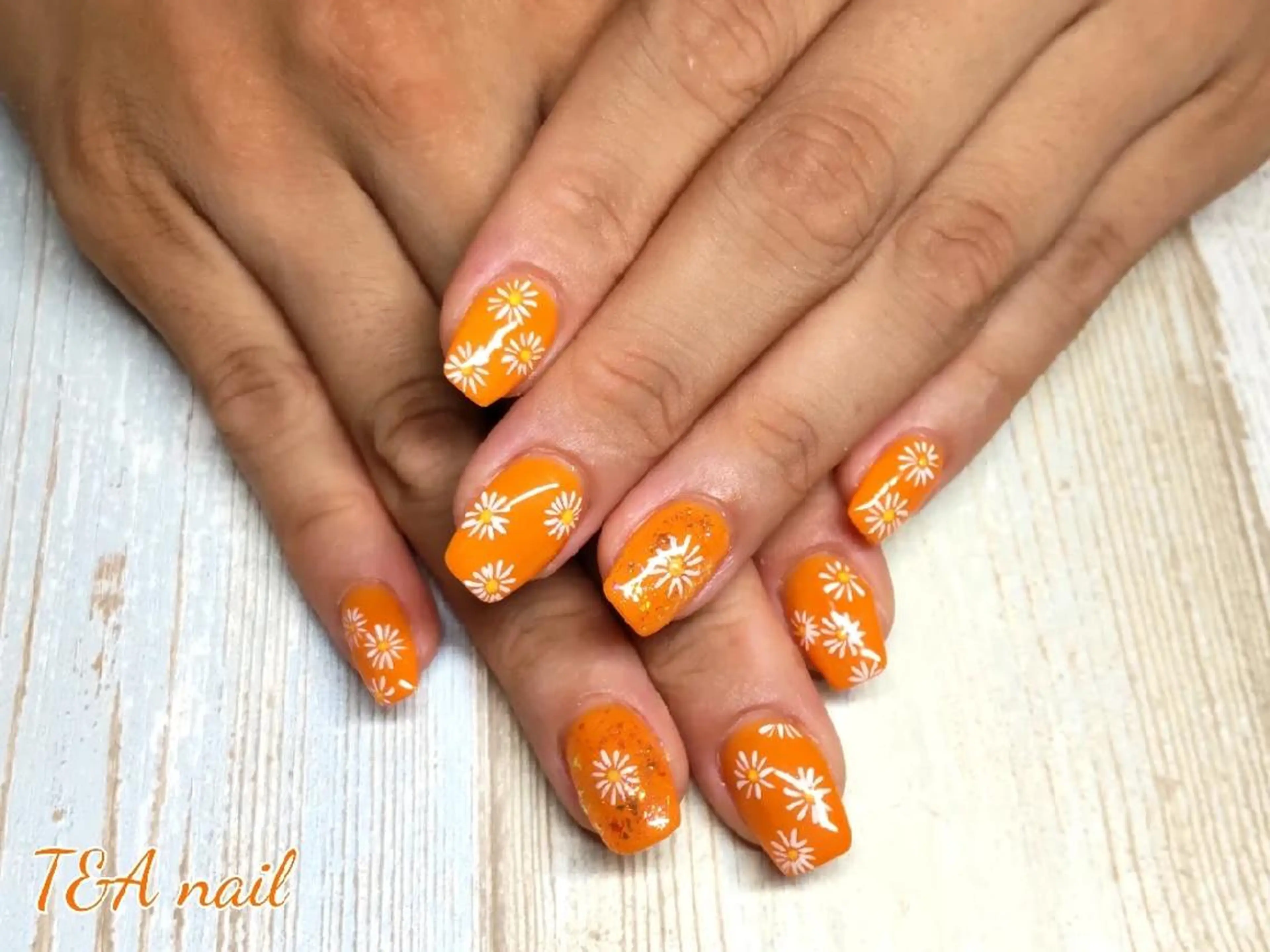 ミディアム ネイル 長さ出し フラワーネイル ジェルネイル ニュアンスネイル オレンジ ハンドネイル T&A nailのネイルデザイン