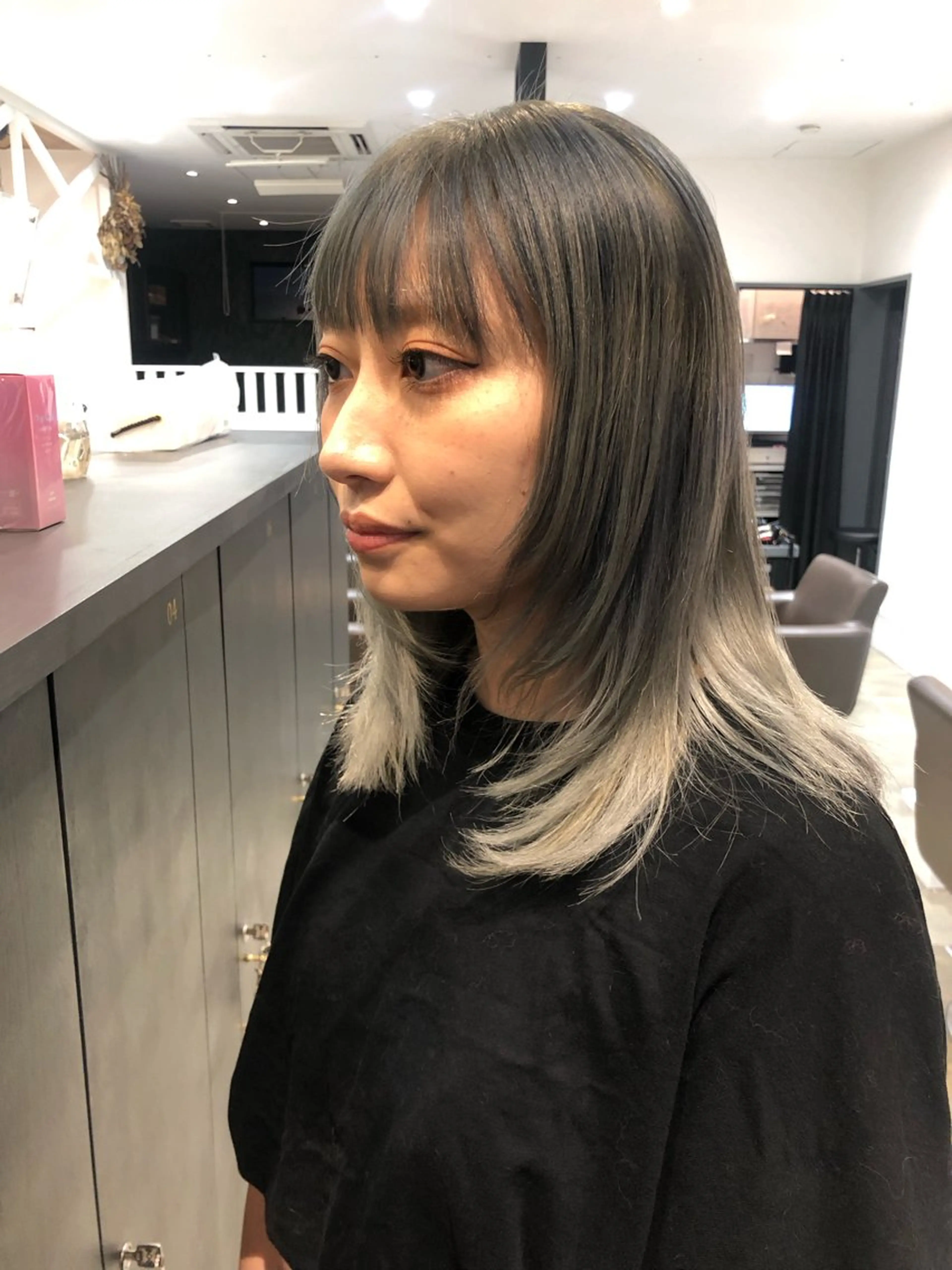 ミディアム 顔まわりレイヤー 顔周りカット レイヤーカット 飯田 真季のヘアスタイル