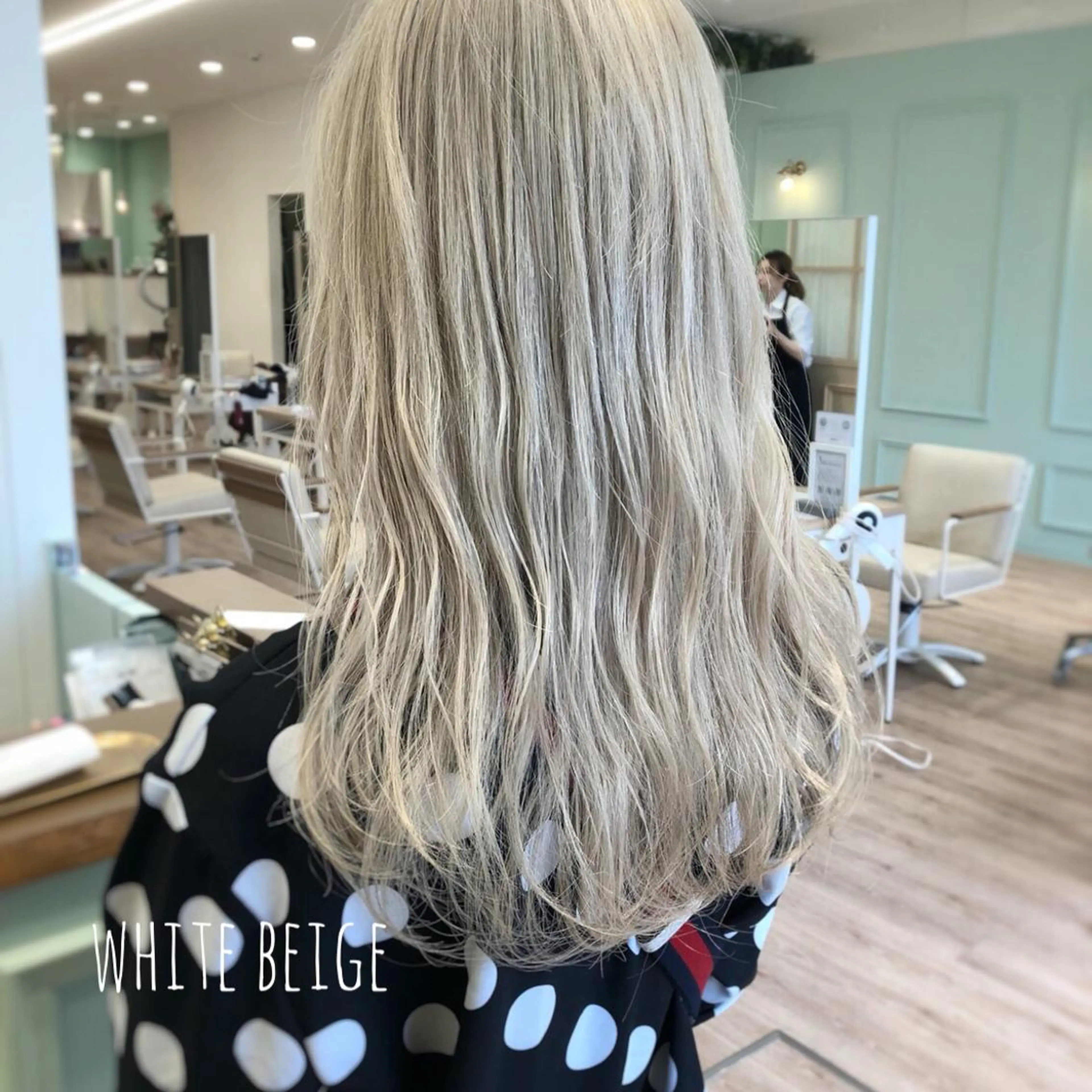 セミロング カラー ベージュカラー ブリーチ ホワイトベージュ ケアブリーチ 坪井佑樹のヘアスタイル