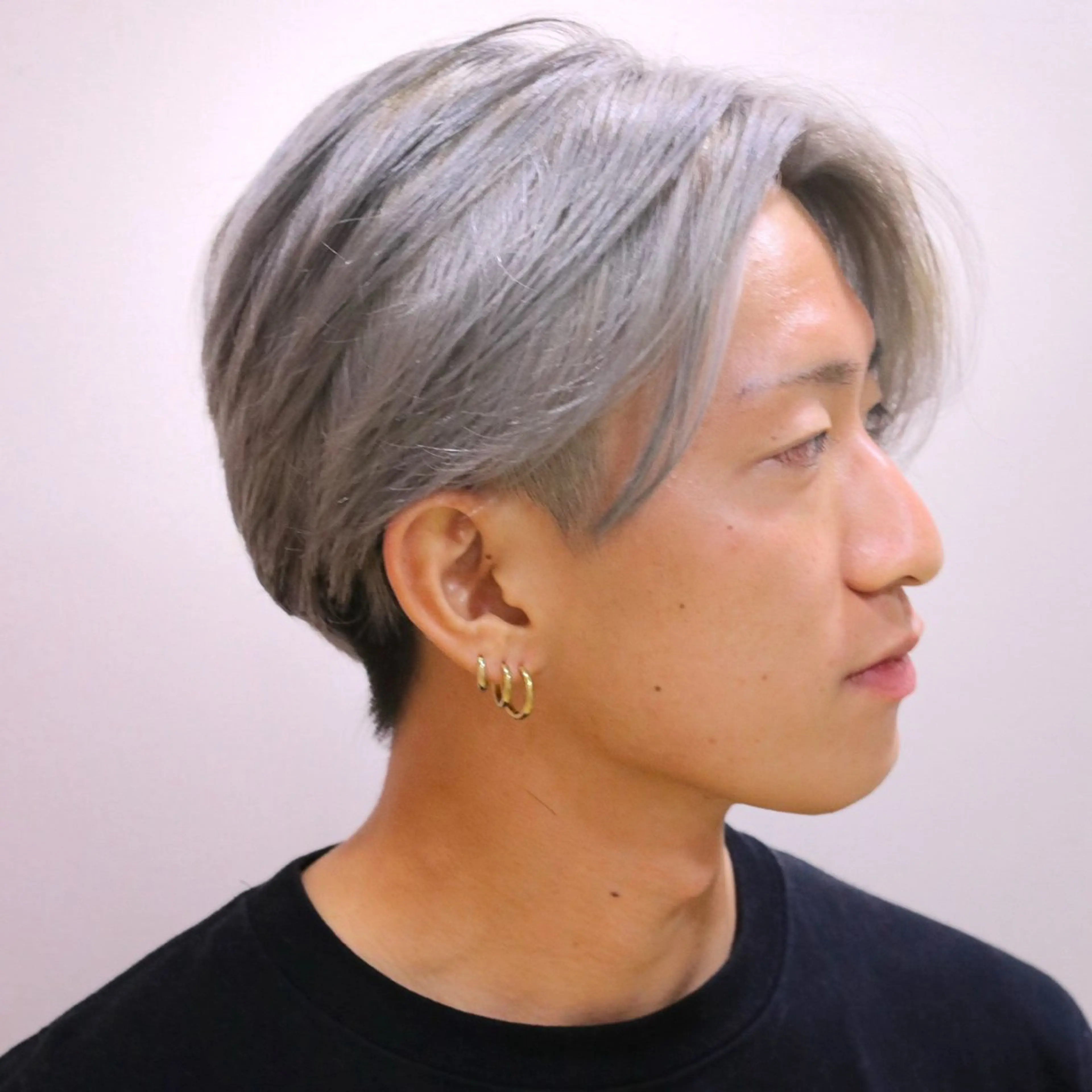 ショート カラー メンズ メンズ韓国風 アッシュ グレージュ 韓国風カラー ホワイトアッシュ カット ヘアカラー トリートメント デザインカラー/ 推しの配色　肥後のヘアスタイル