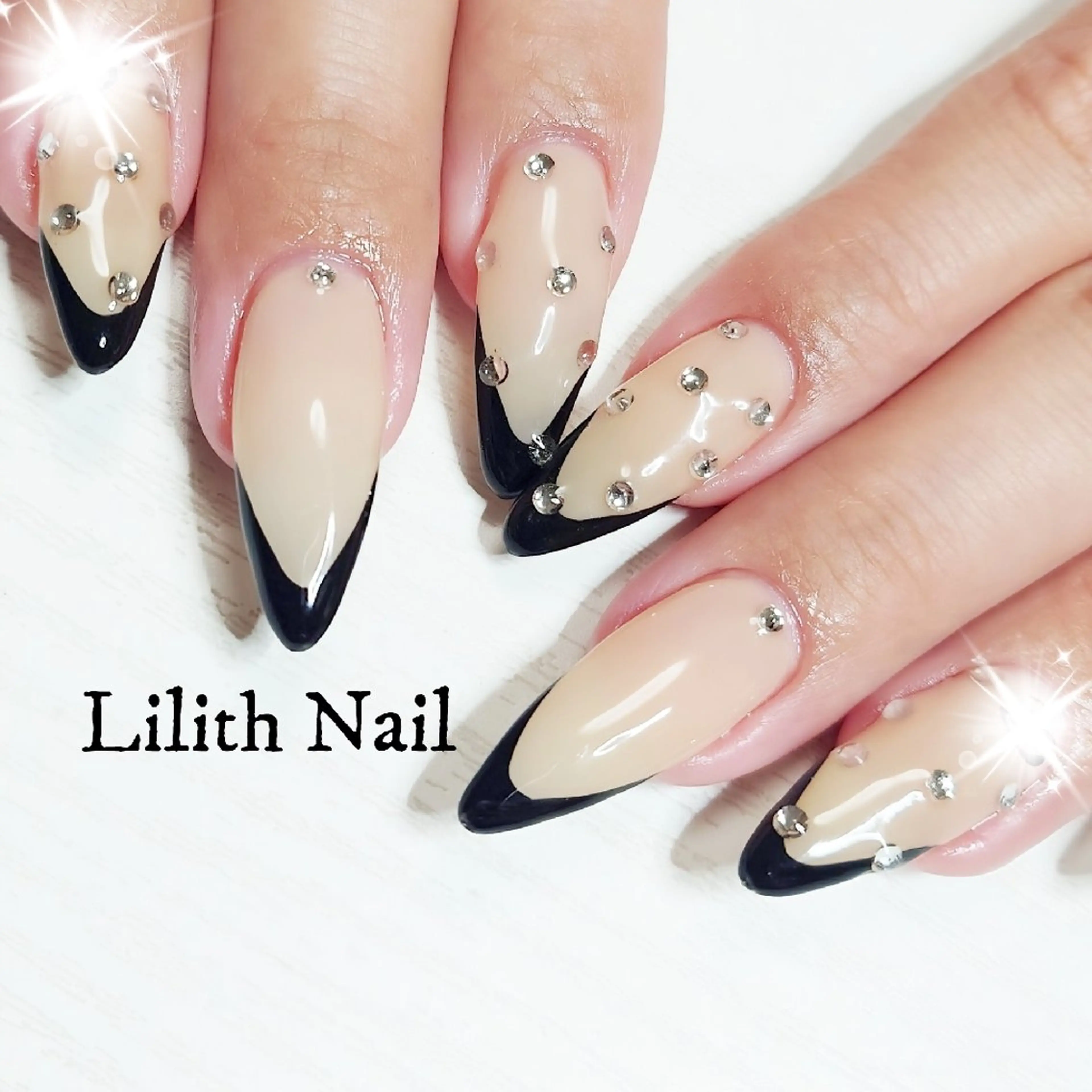 ネイル ストーンネイル ハンドネイル Lilith Nailのネイルデザイン