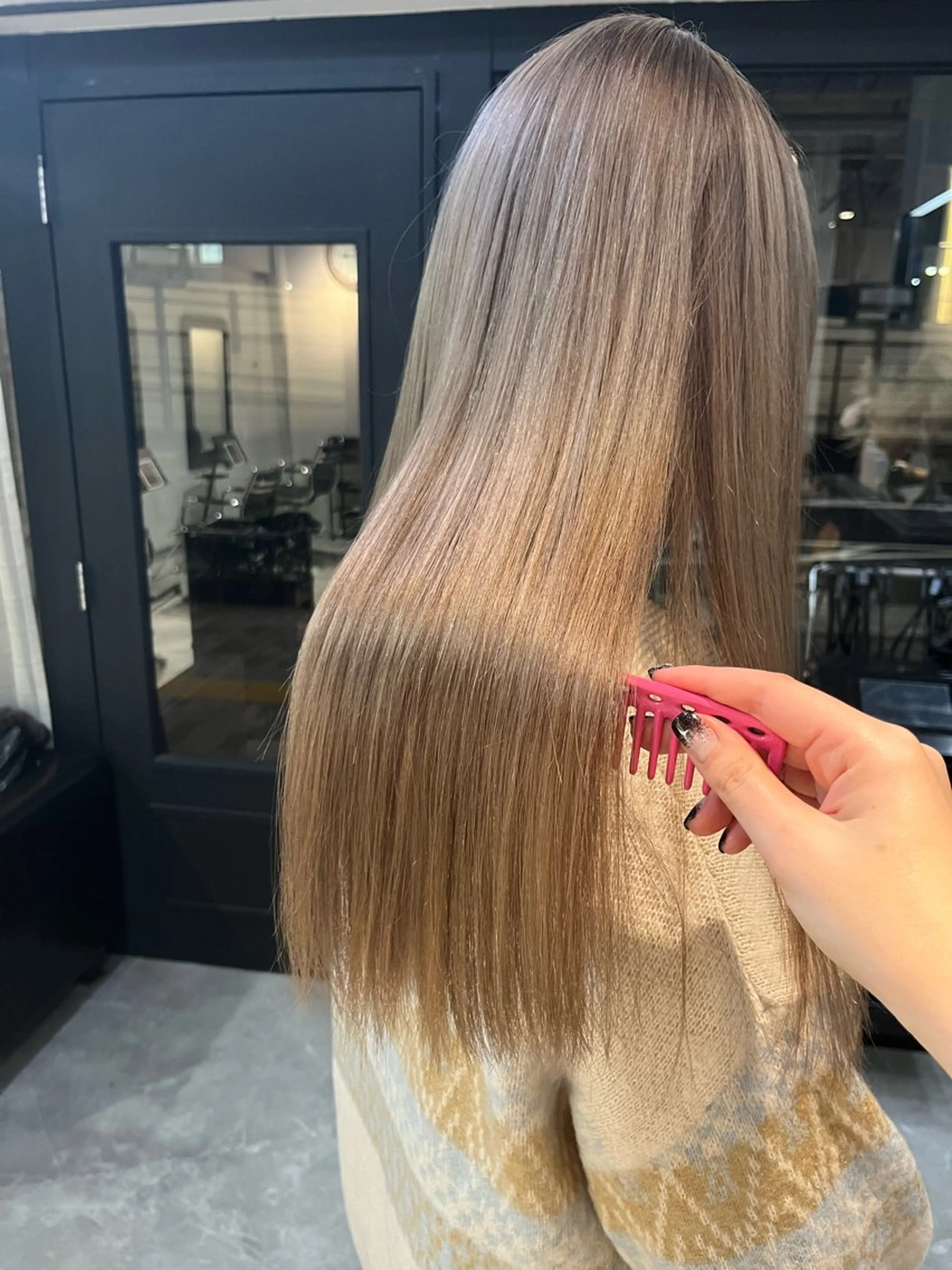 ロング ブリーチなしダブルカ ラー🩶manamiのヘアスタイル