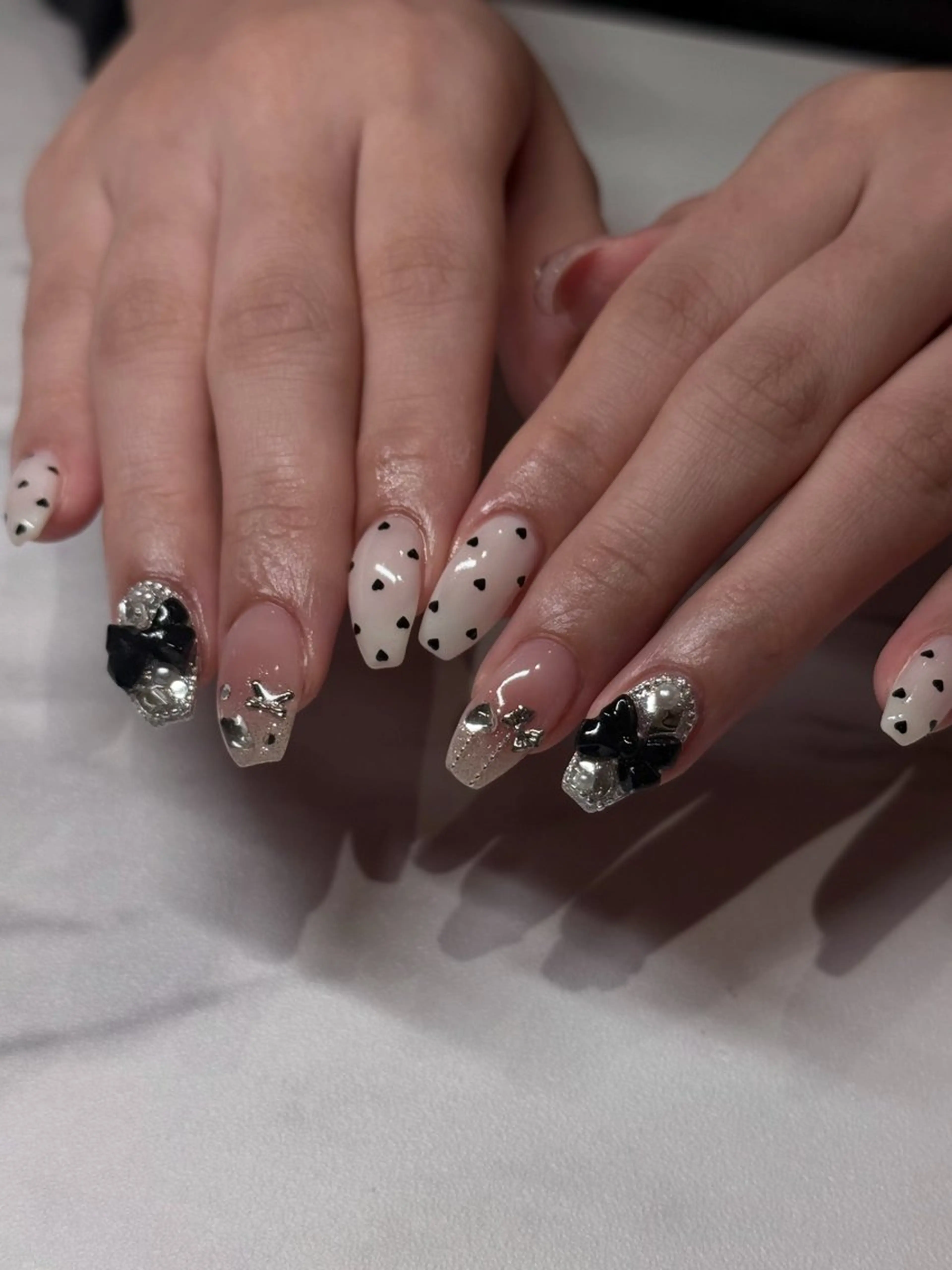 ネイル ハンドネイル mikoto 🎀 艶々美フォルムのネイルデザイン