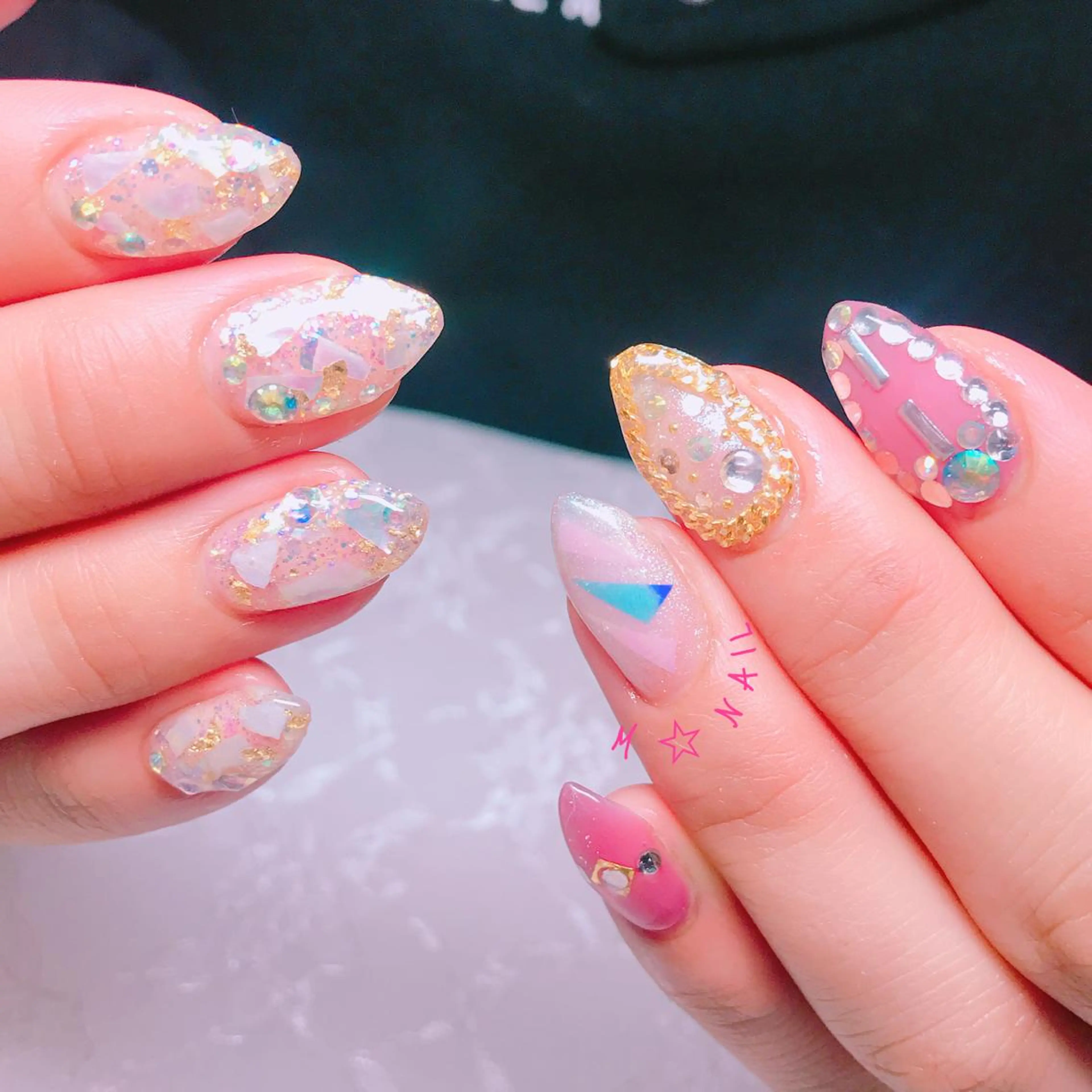 ネイル ジェルネイル キラキラネイル ハンドネイル COCO+所属・COCO +のエステ・リラクイメージ