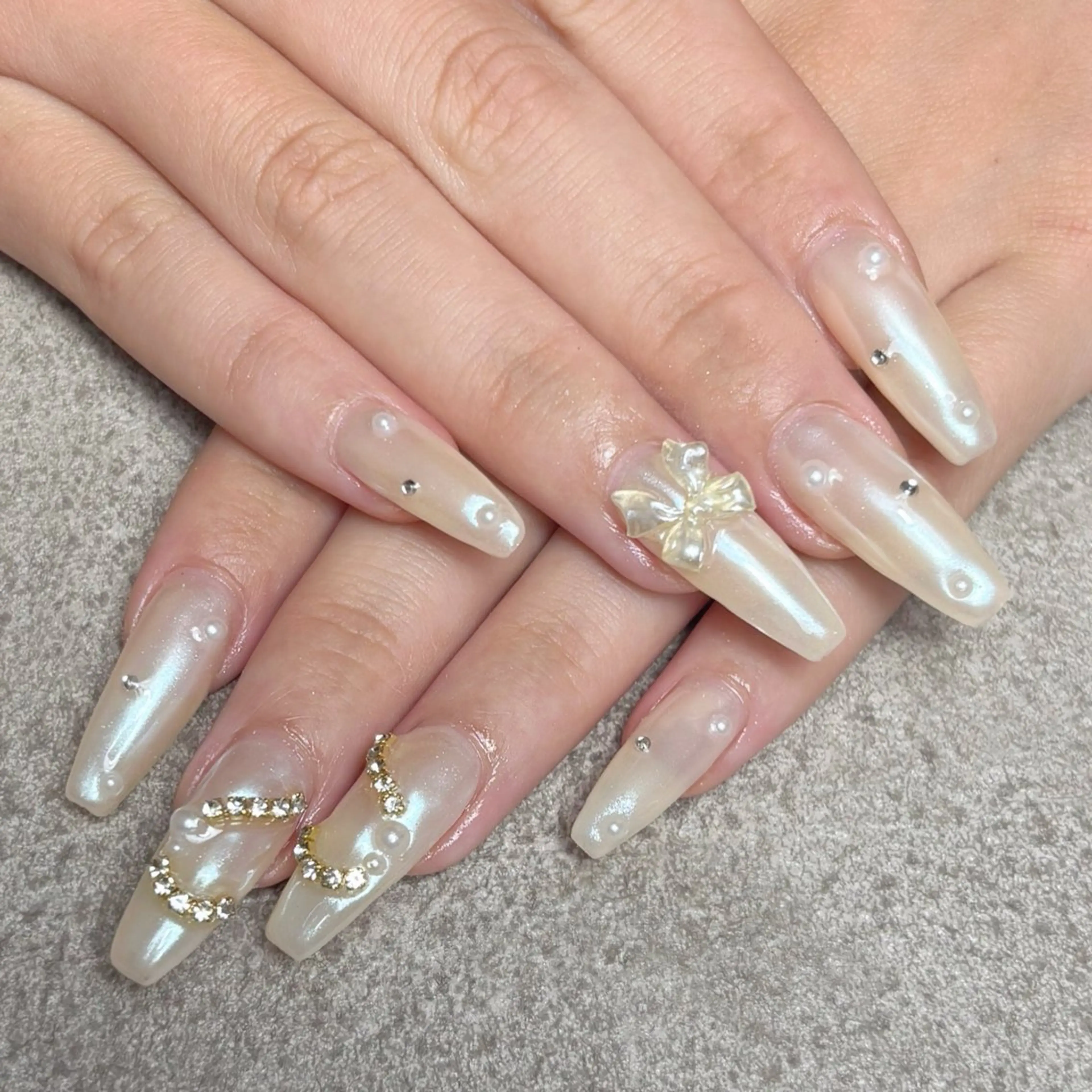 ネイル オーロラネイル ミラーネイル ホワイト ハンドネイル nailroom DIASOMNIAのネイルデザイン