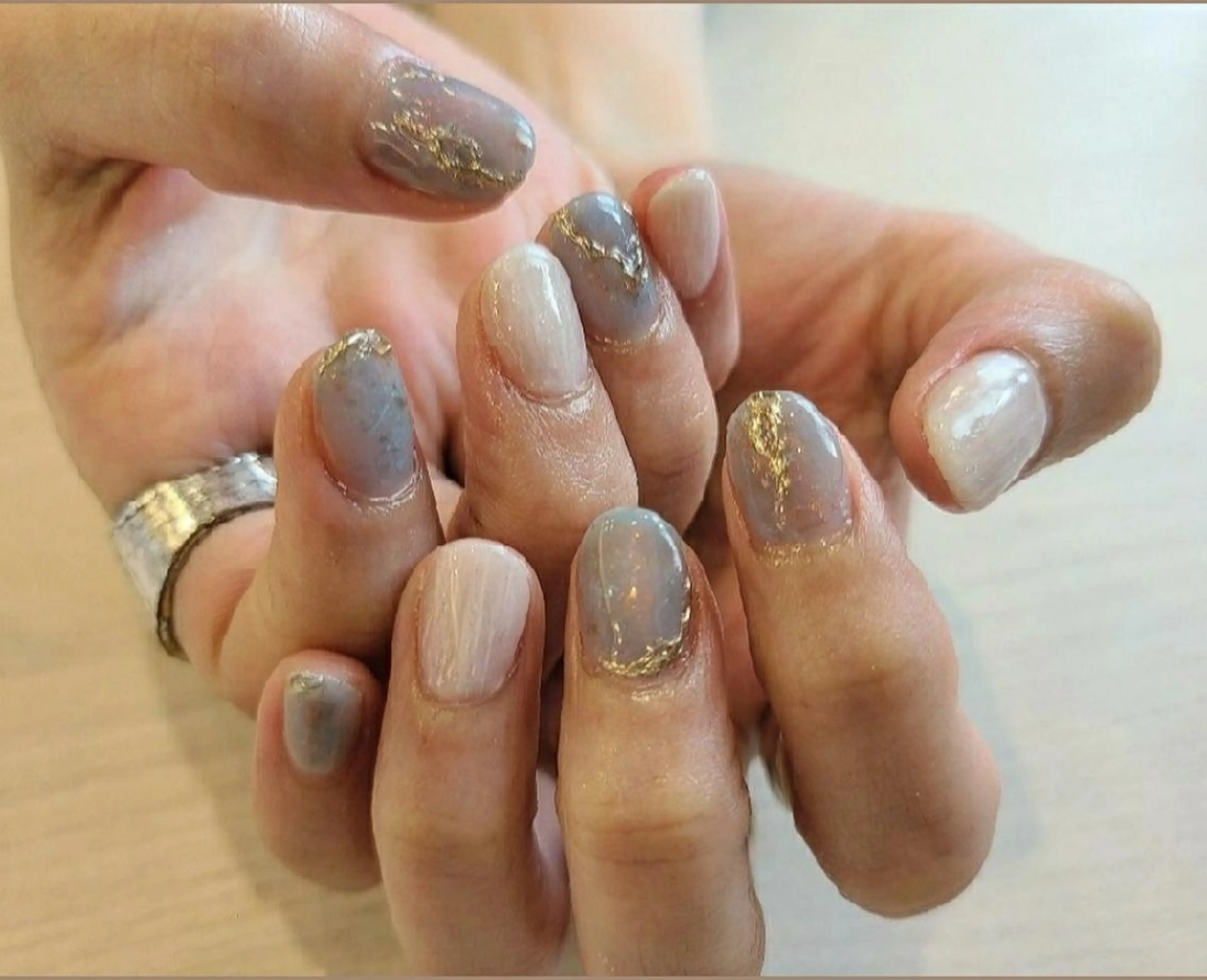 ネイル ブルー ニュアンスネイル ハンドネイル 関口 友菜のヘアスタイル