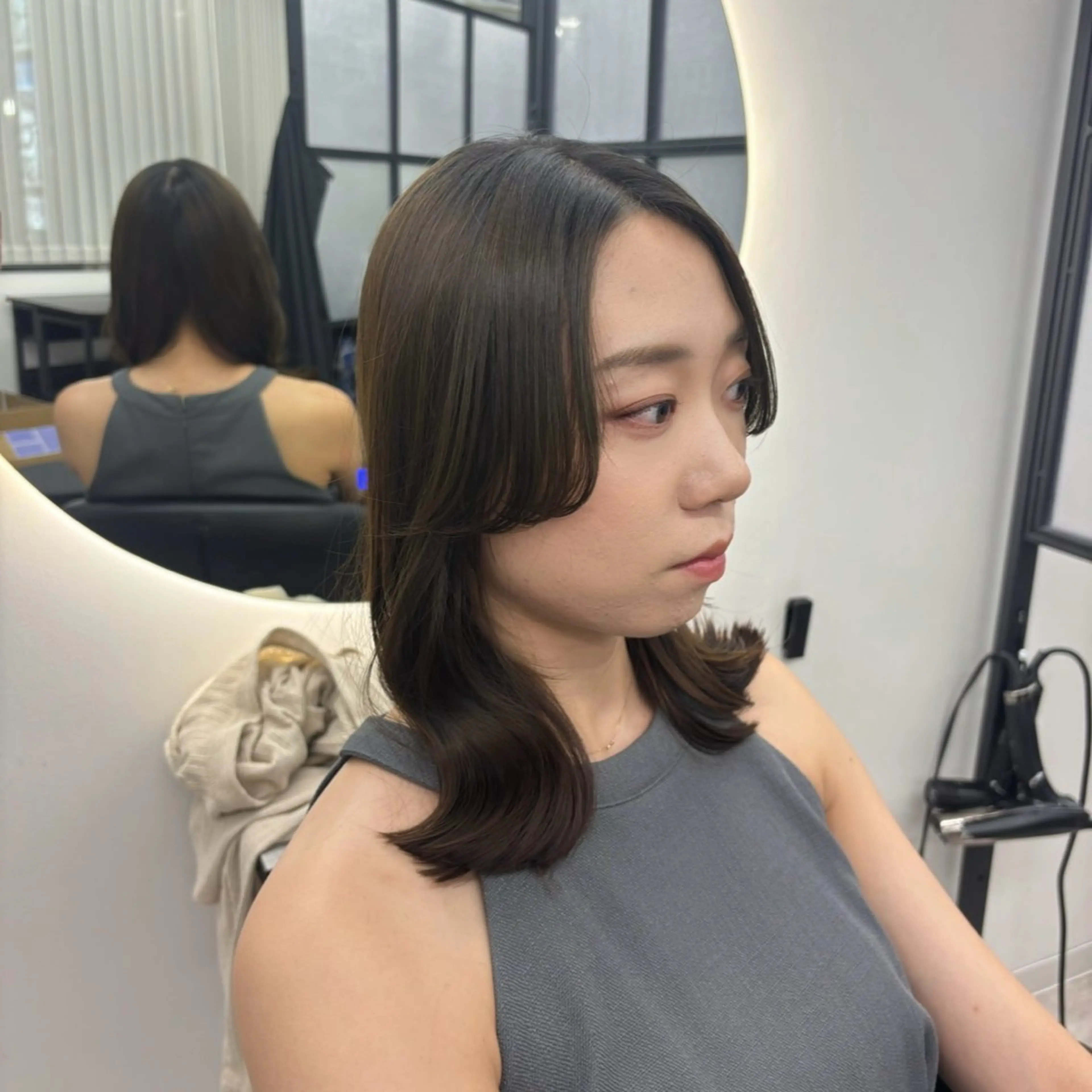 セミロング カット Ren. 🦋デザインカラーのヘアスタイル