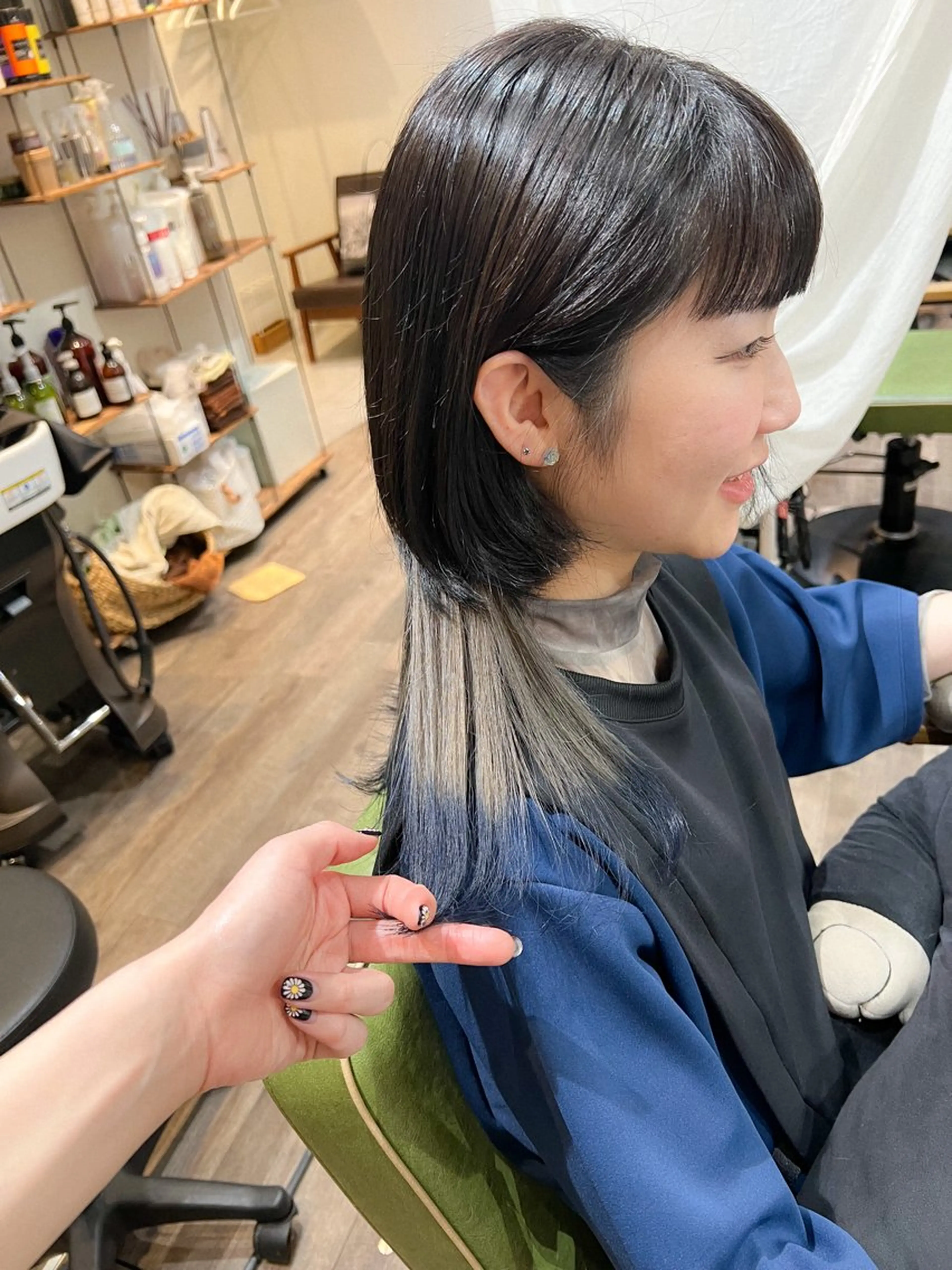 セミロング カラー ブリーチ ブルーカラー ヘアカラー カラーパティシエ facce🌼ikoのヘアスタイル