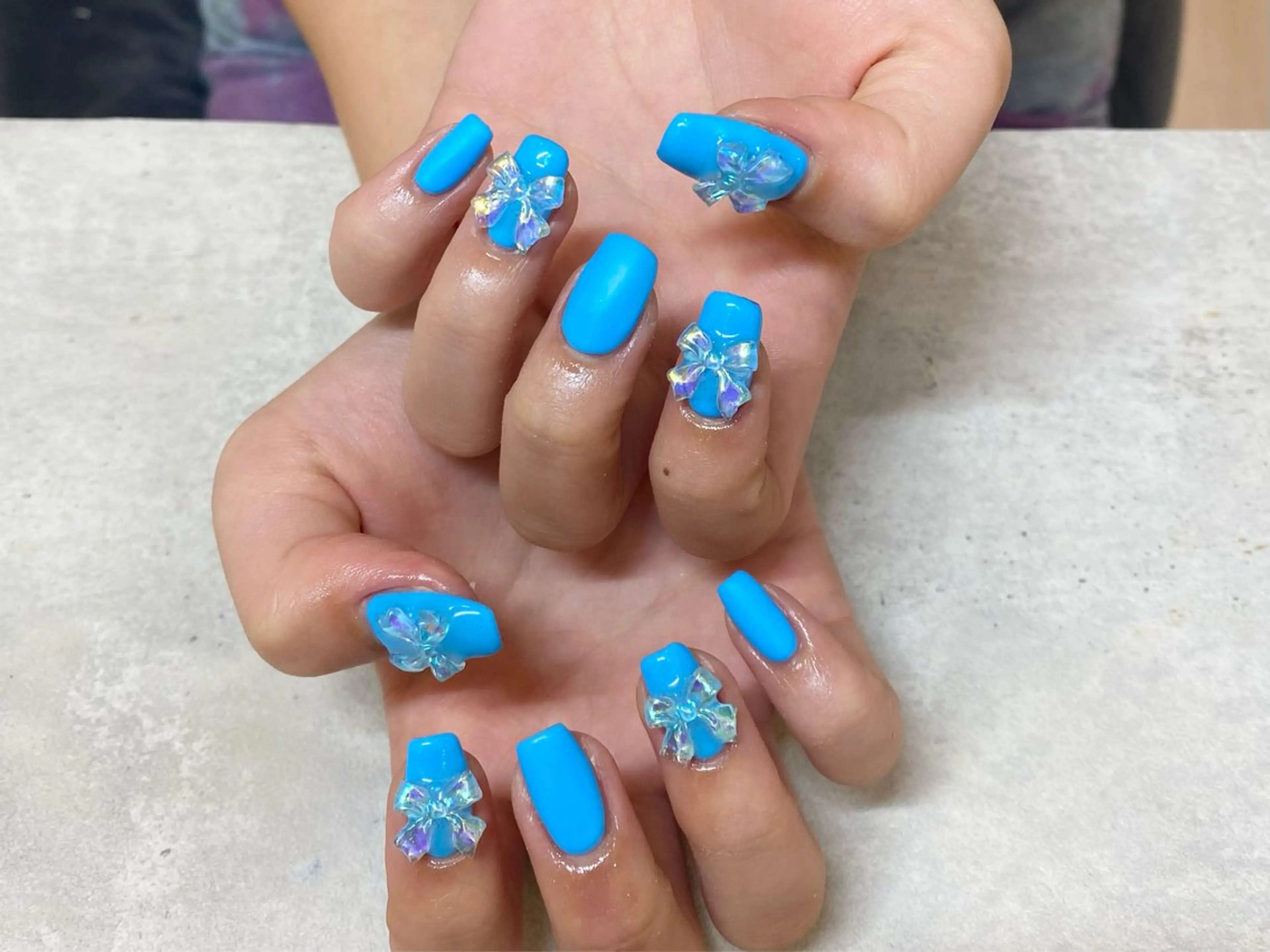 ネイル オーロラネイル ブルー ワンカラーネイル リボン greedy 東山店 田之上のネイルデザイン