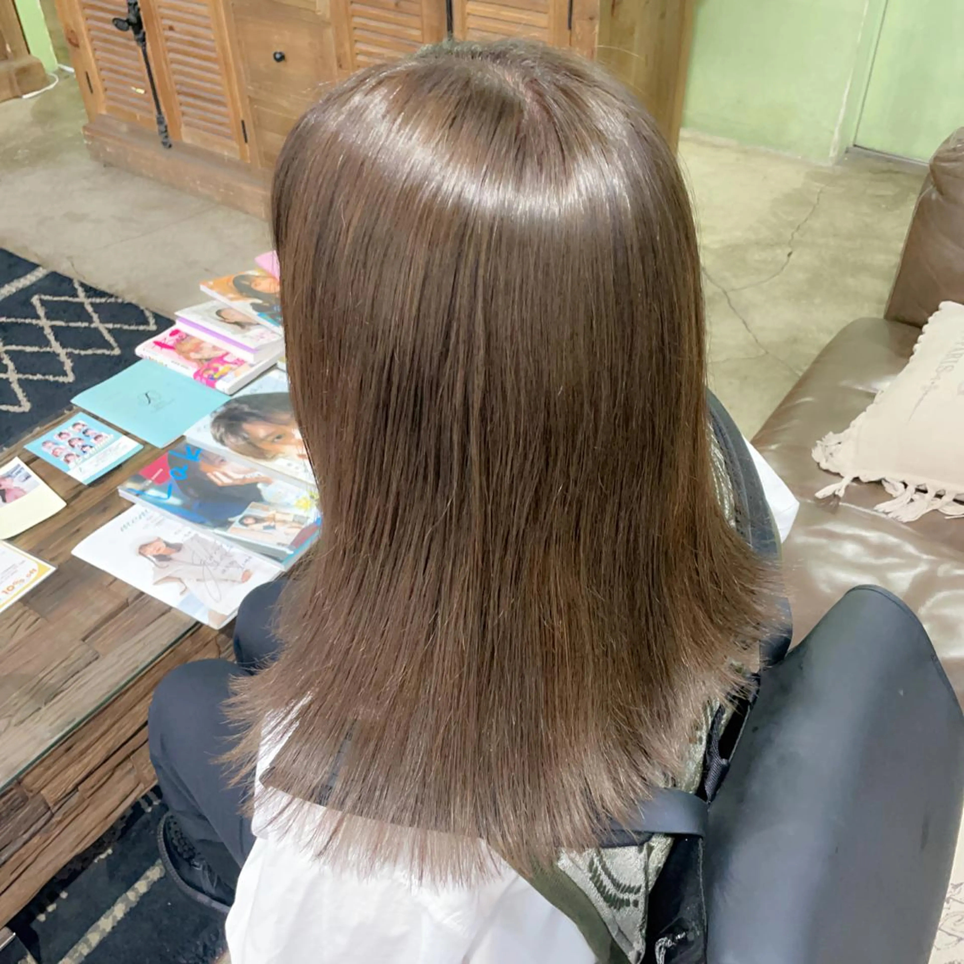 ミディアム カラー ベージュカラー ブリーチ オリーブベージュ ヘアカラー 🕊miki モテ髪🫧のヘアスタイル