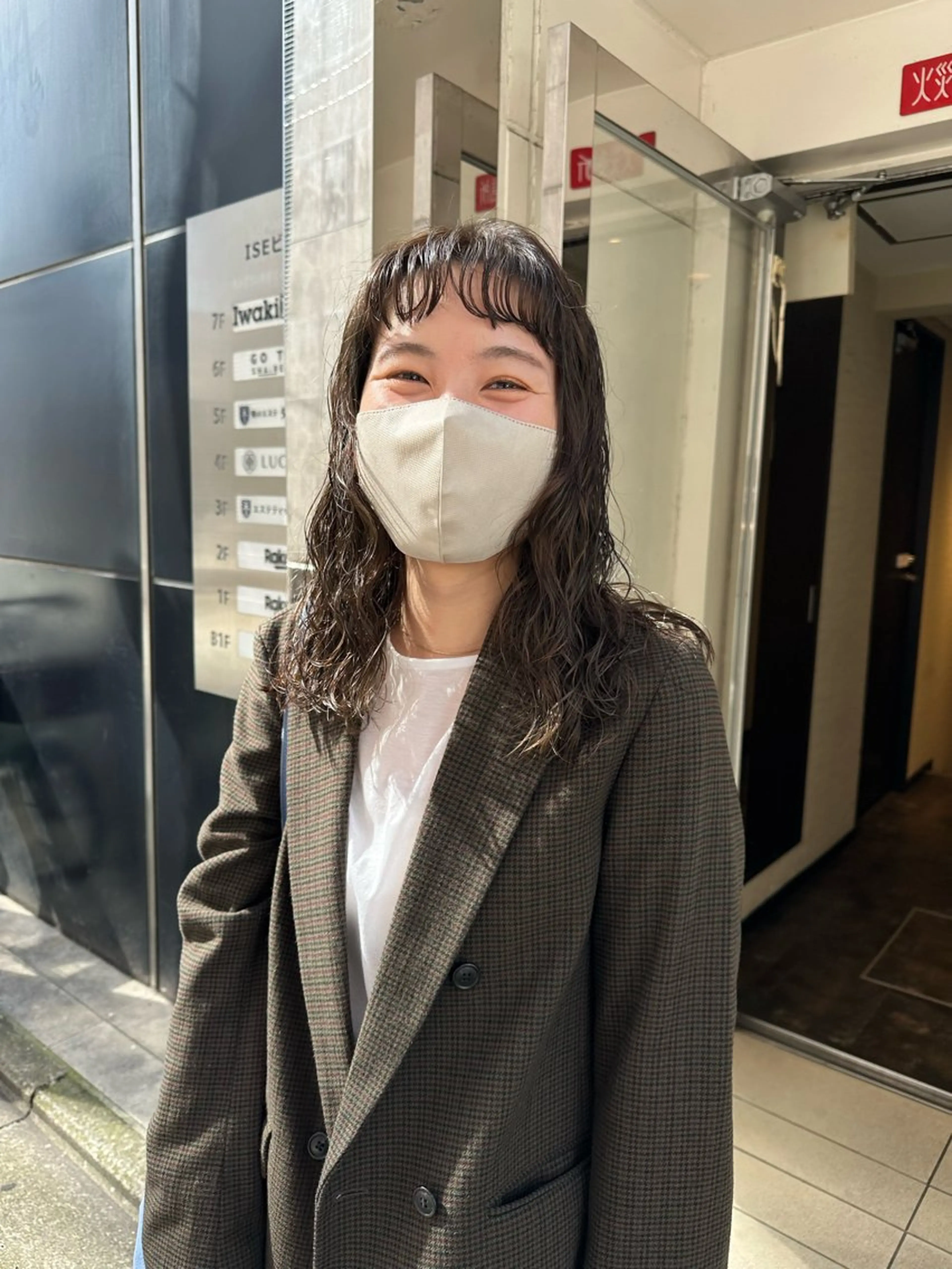 セミロング カラー パーマ オン眉 soöze所属・sena/博多/ コテ巻き風パーマのヘアスタイル