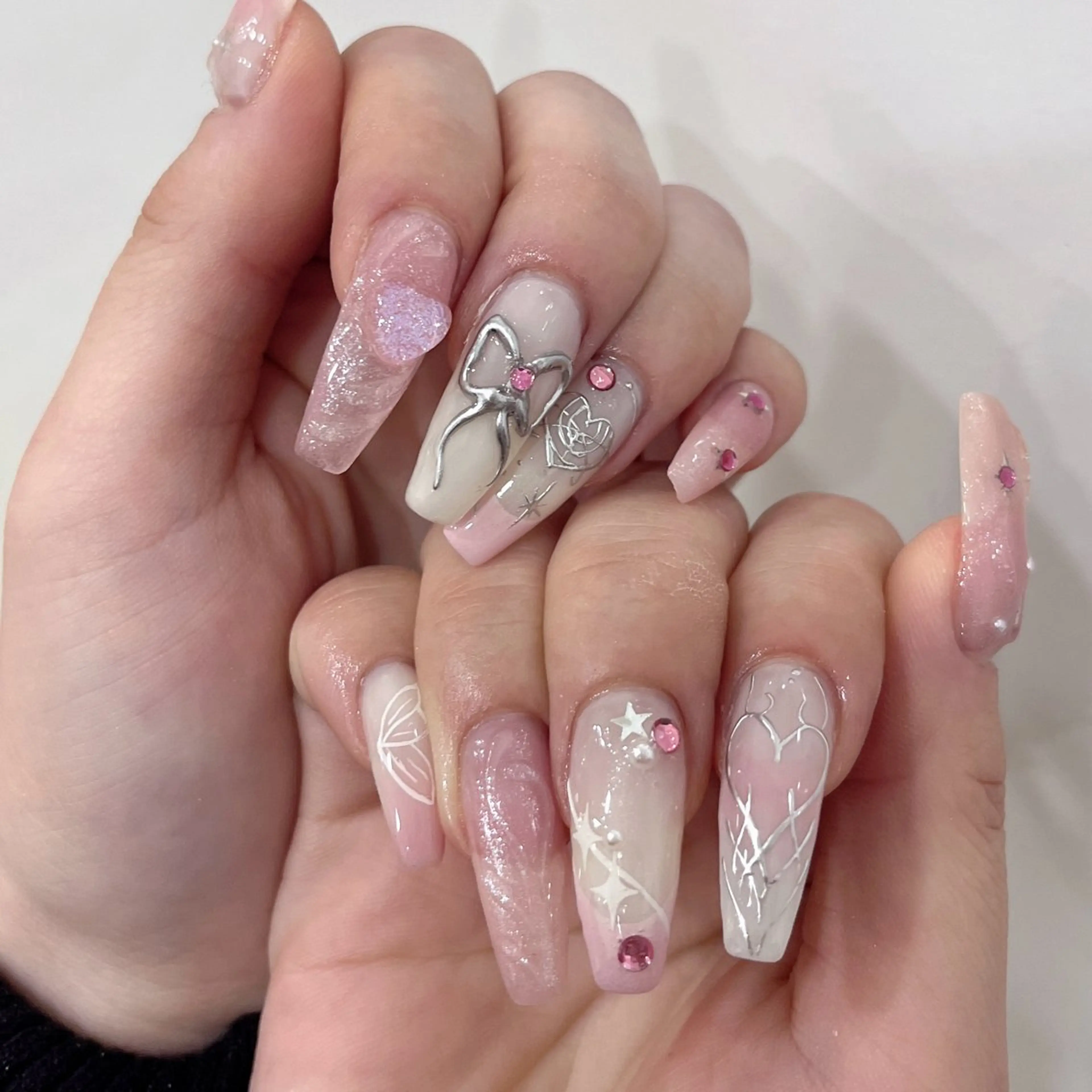 ネイル アートネイル リボン ハンドネイル moca  心斎橋店所属・moca心斎橋店 Aina🐈‍⬛🤍のネイルデザイン