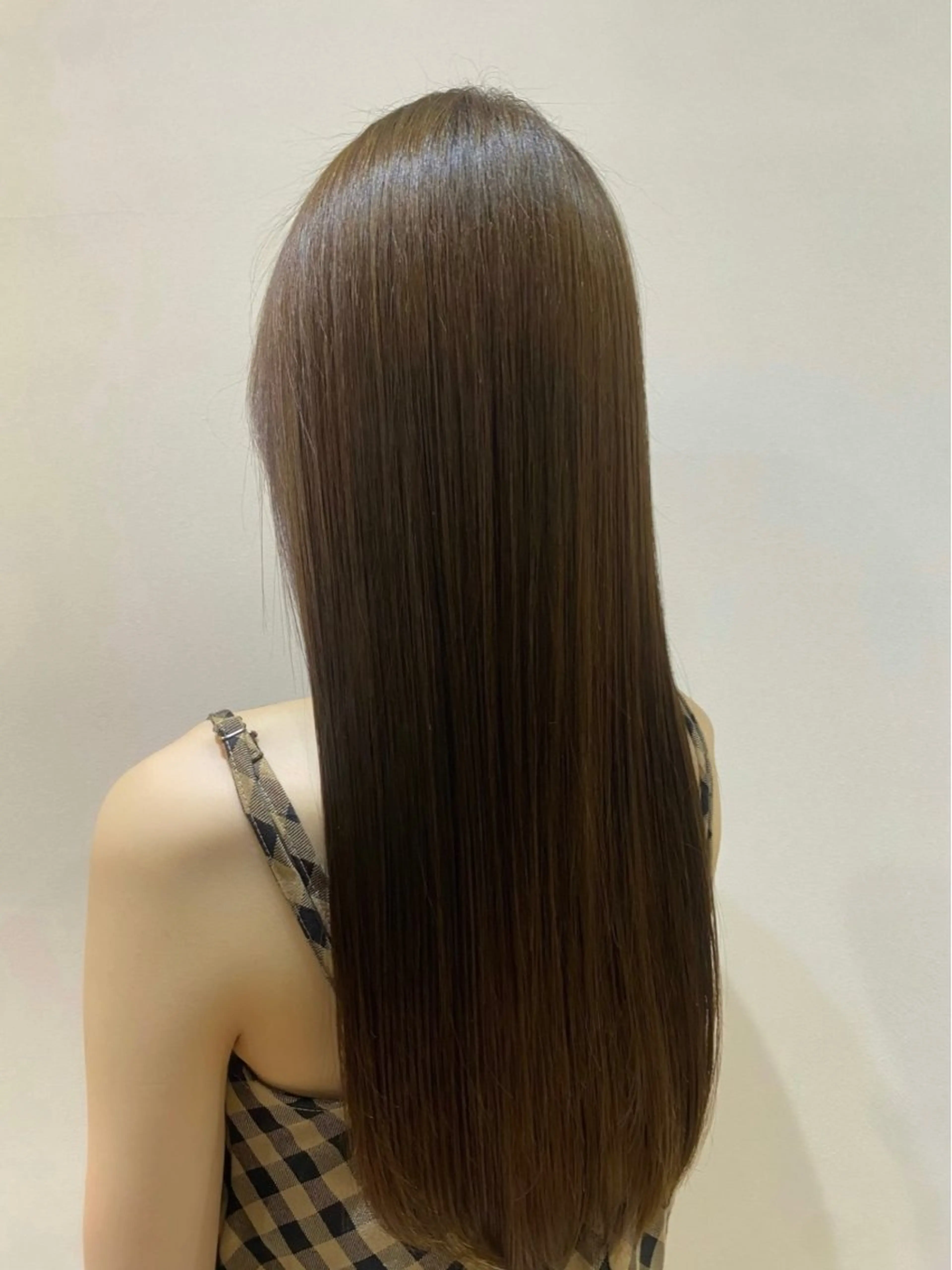 ロング カラー アッシュ ベージュカラー グレージュ カーキグレージュ オリーブアッシュ カット 縮毛矯正 トリートメント ♡オシャ髪♡AI ✂️newi町田のヘアスタイル