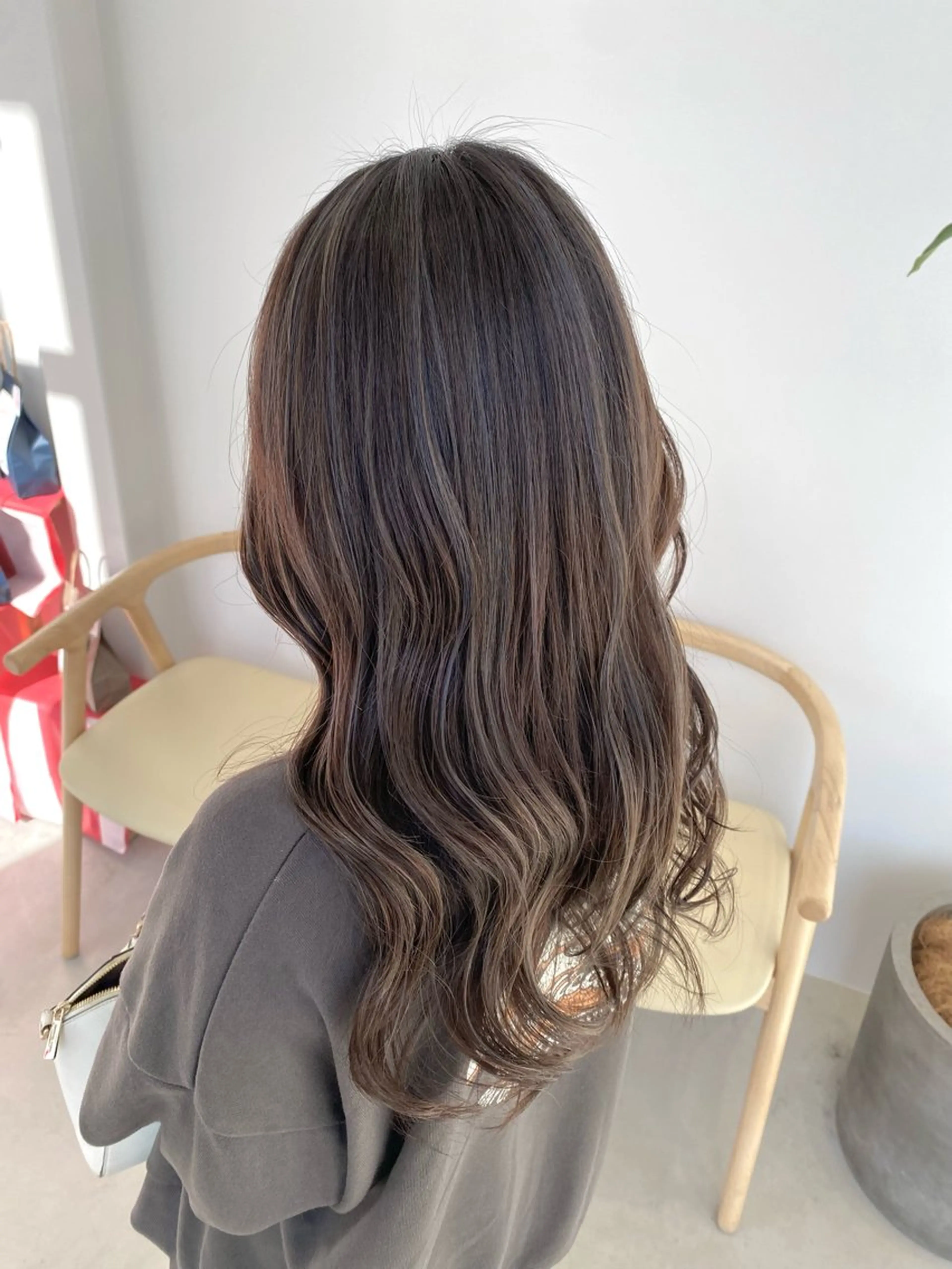 セミロング カラー ブリーチ グレージュ ハイライトカラー ハイライト シェアサロンR所属・川合 勇気のヘアスタイル