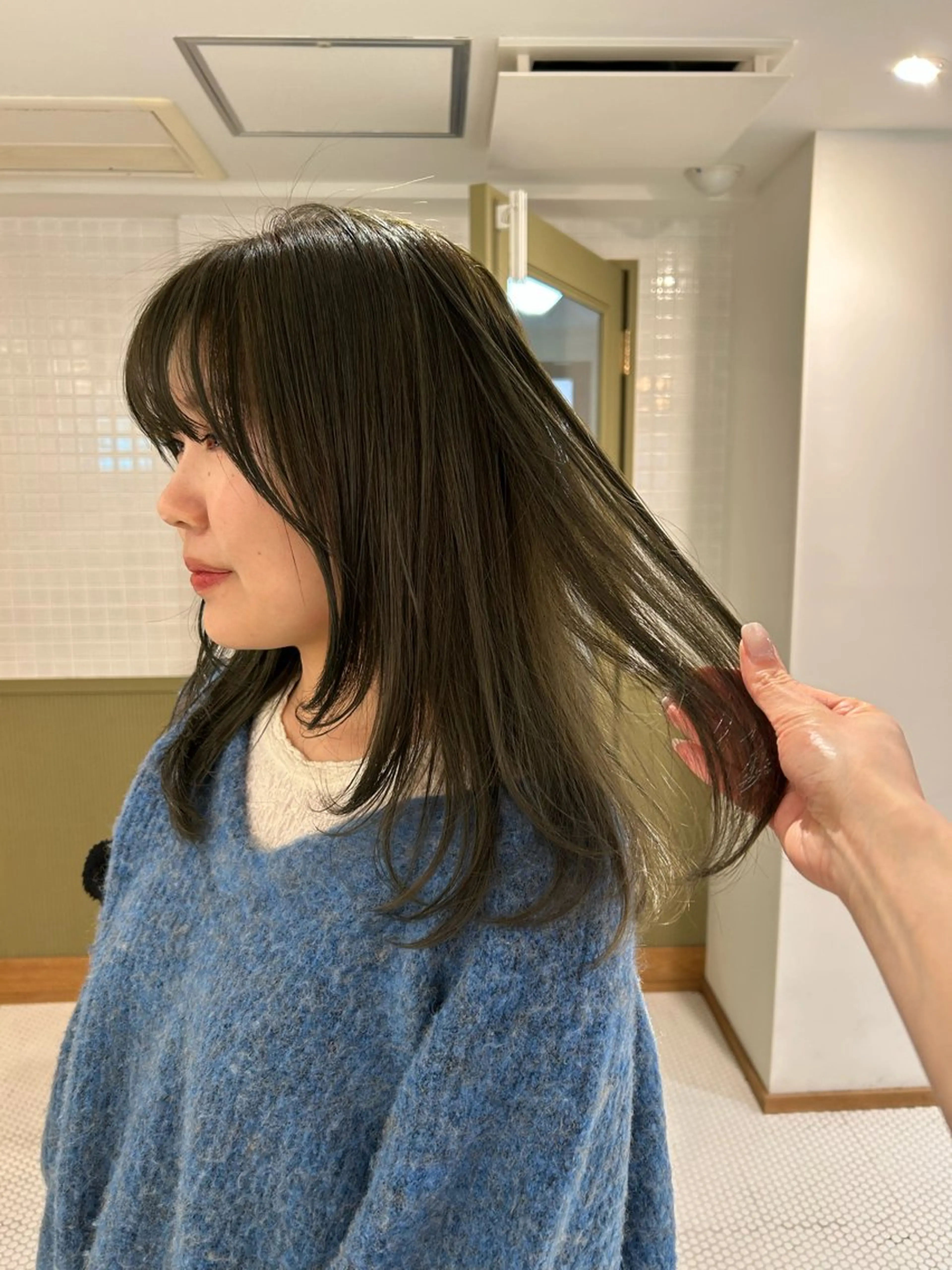 セミロング カラー ベージュカラー ブリーチ ダブルカラー ブリーチなしカラー オリーブベージュ カット ヘアカラー SALOWIN所属・マンツーマン美容師 立川　♡MIHO♡のヘアスタイル
