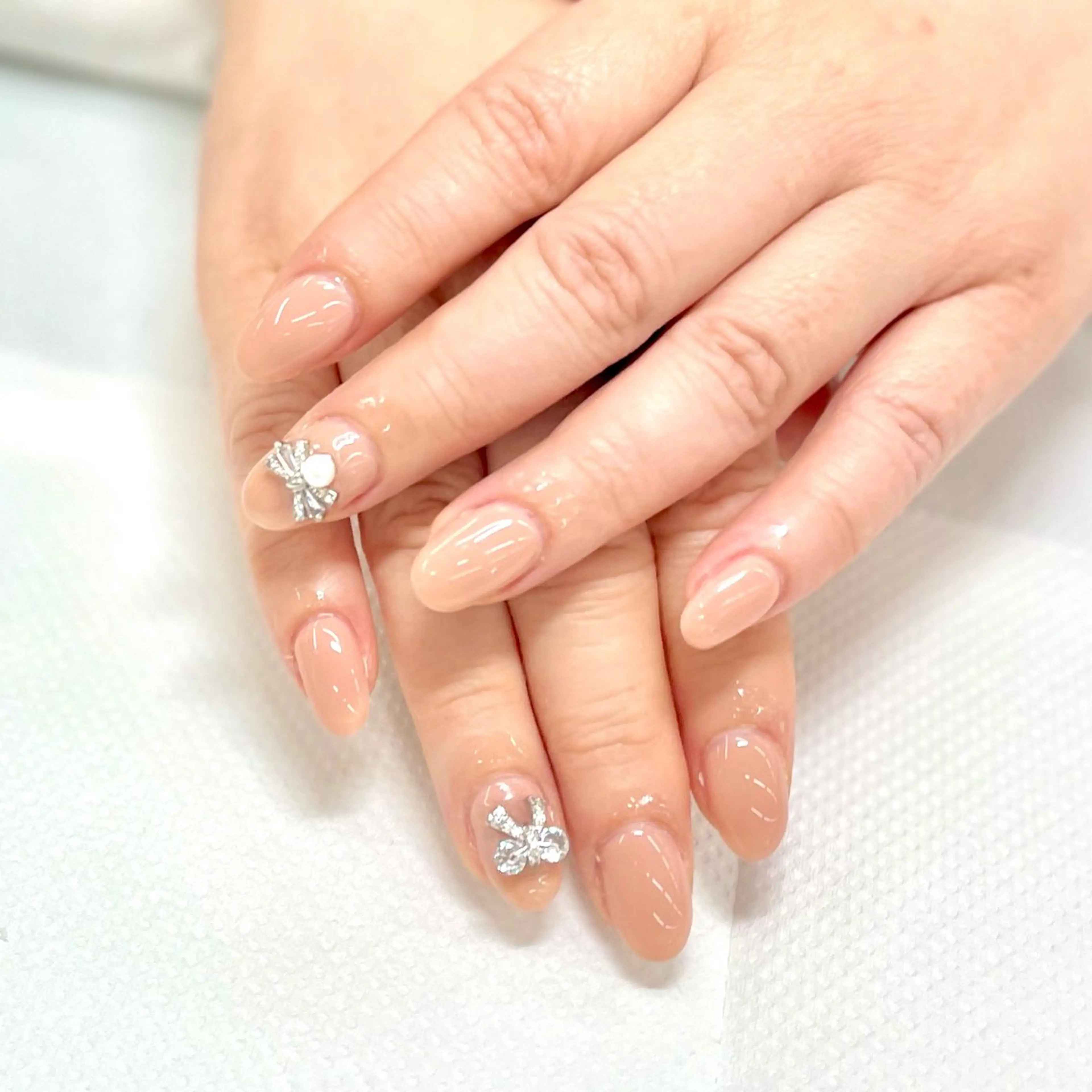 ワンカラーorグラデーションにパーツ2個乗せネイル ¥4,980の写真