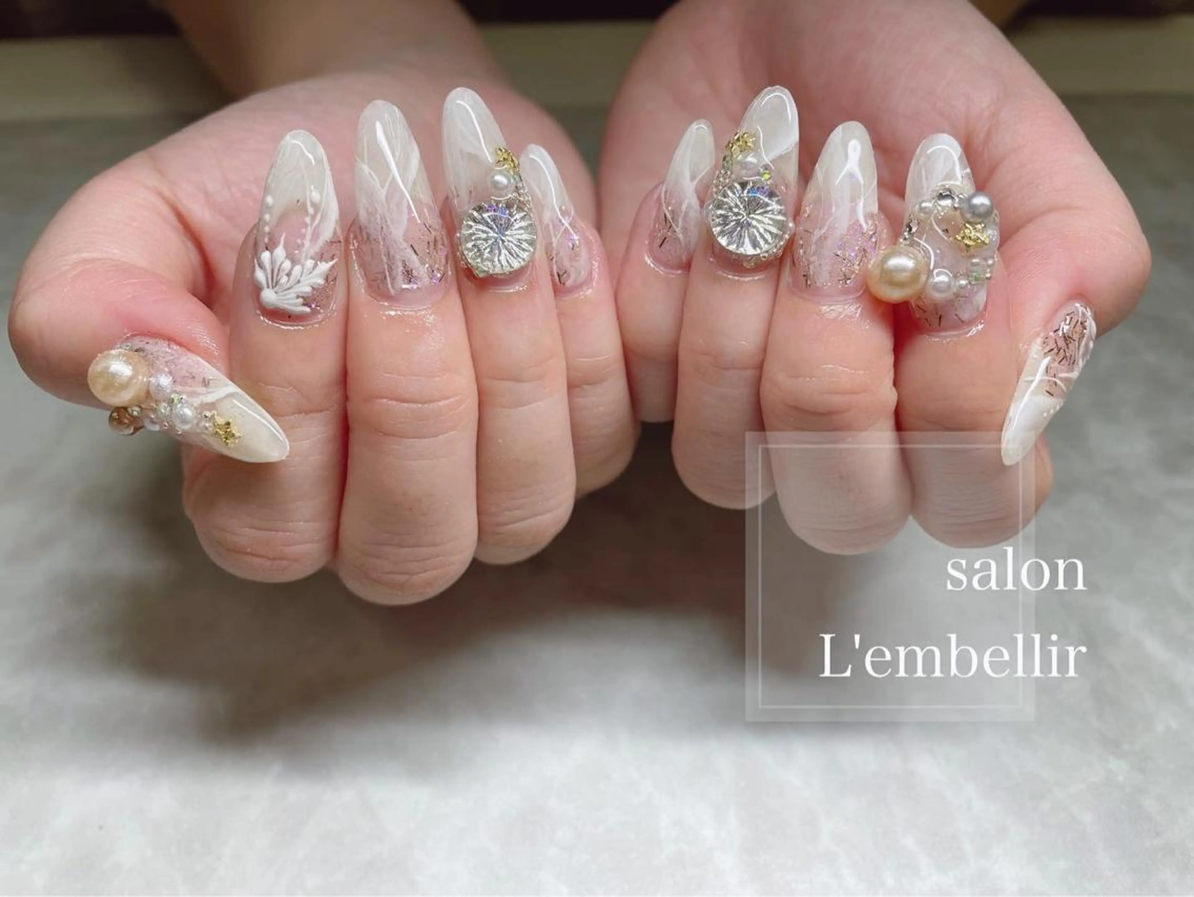 ネイル ホワイト 冬ネイル クリスマス salon L'embellirのネイルデザイン