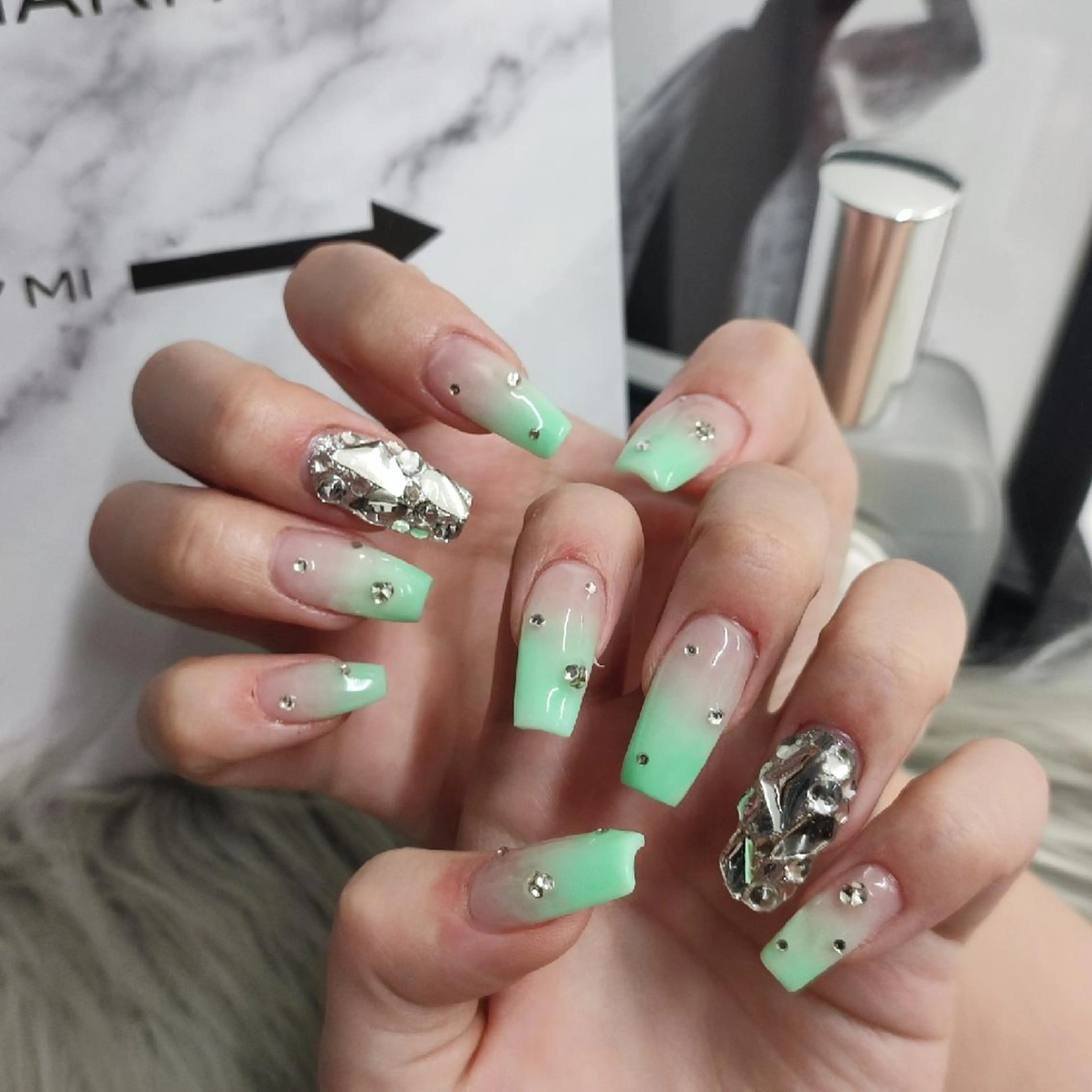 ネイル ハンドネイル RUNWAY 　　の眉毛・アイブロウイメージ